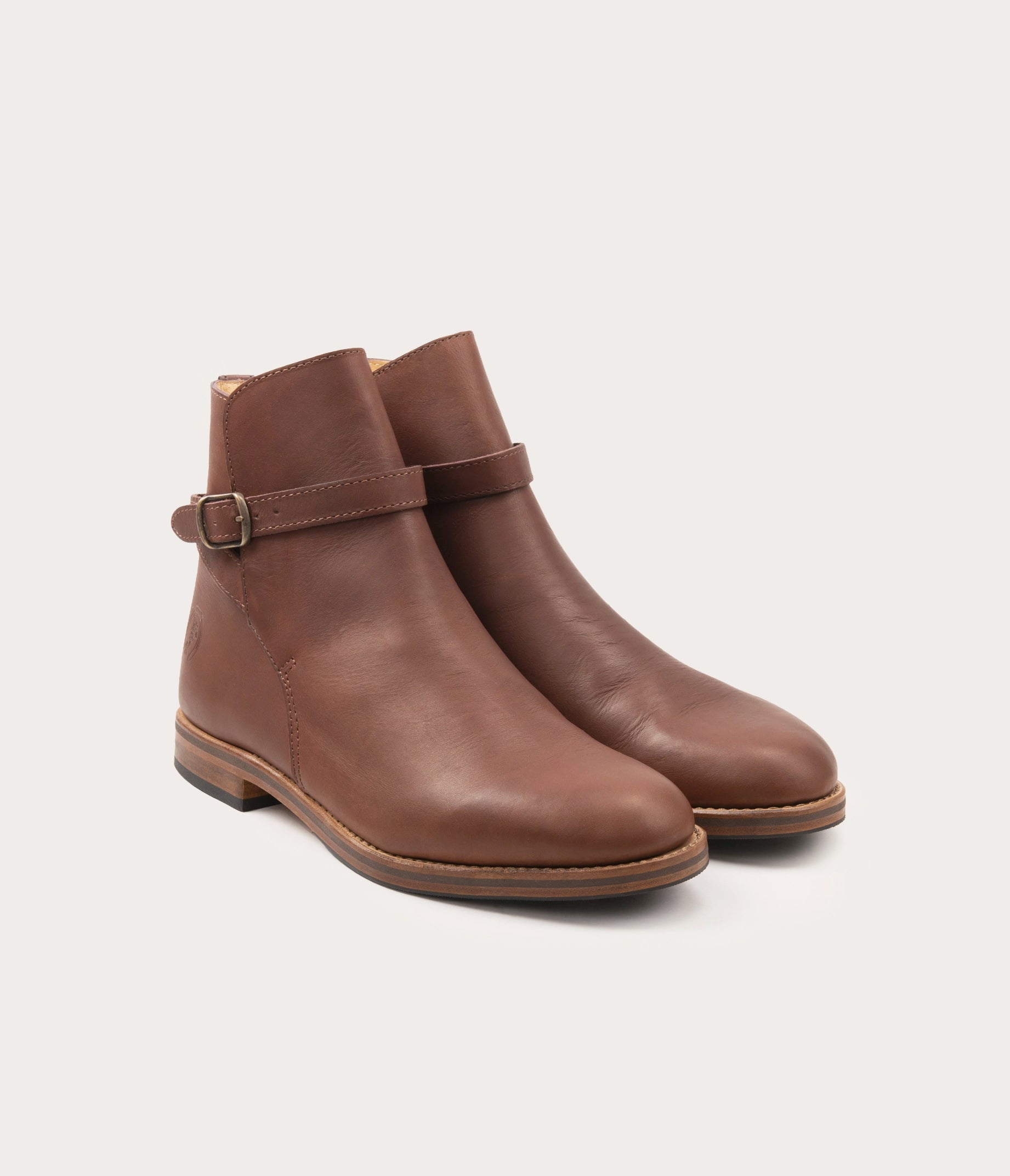 paire camarguaise en cuir - paire de boots camarguaise marron - bottine avec lanière en cuir marron - boots marron homme - paire de chaussure camarguaise marron - paire de boots à lanière - paire bottine la botte gardiane en cuir homme