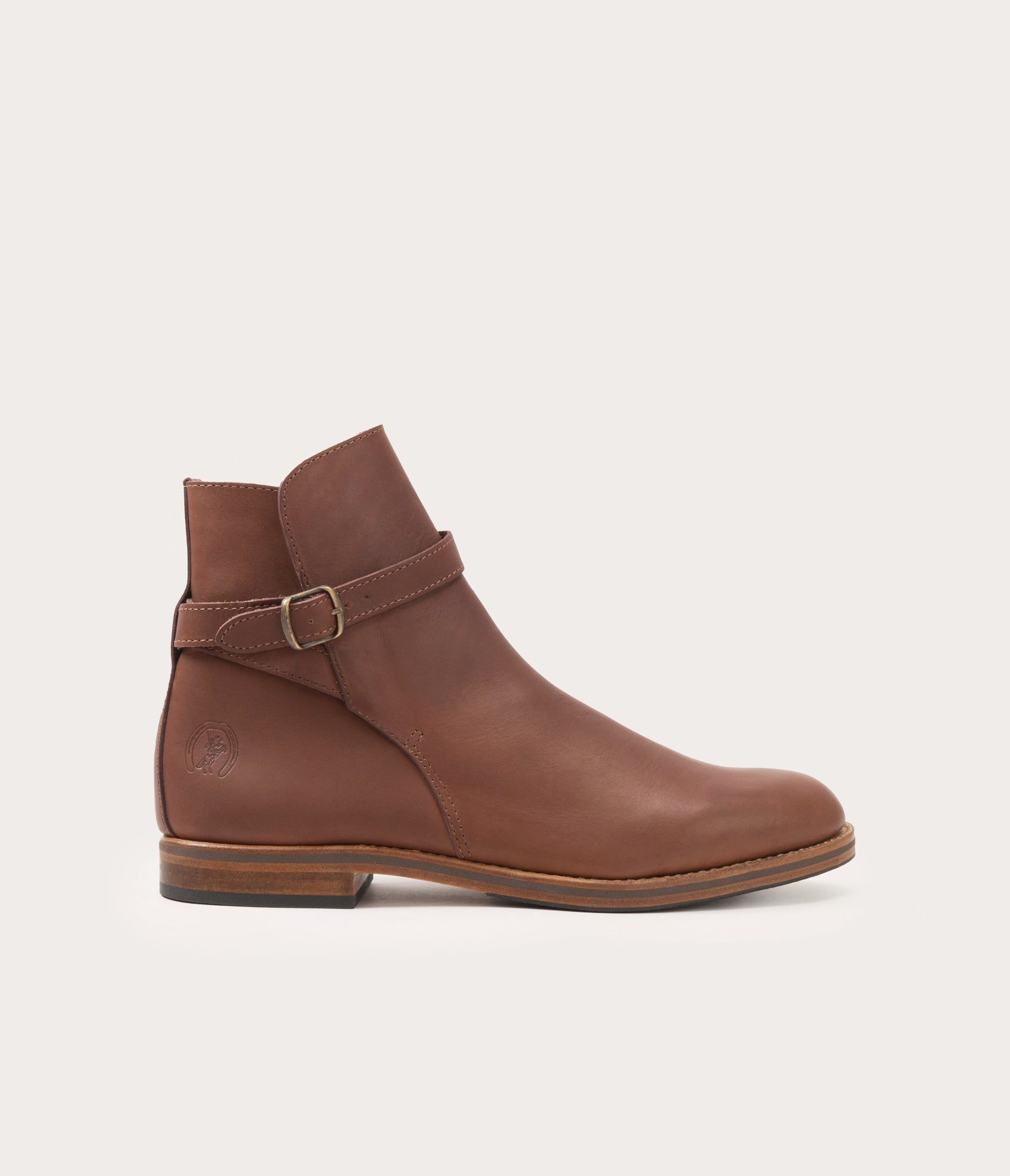 bottine en cuir marron - bottine en cuir avec lanière - boots en cuir homme marron la botte gardiane - la botte gardiane boots homme - chaussures marron en cuir - chaussure camarguaise en cuir - boots camarguaise marron homme - boots homme en cuir - paire de boots marron - boots à lanière cuir - camargue boots
