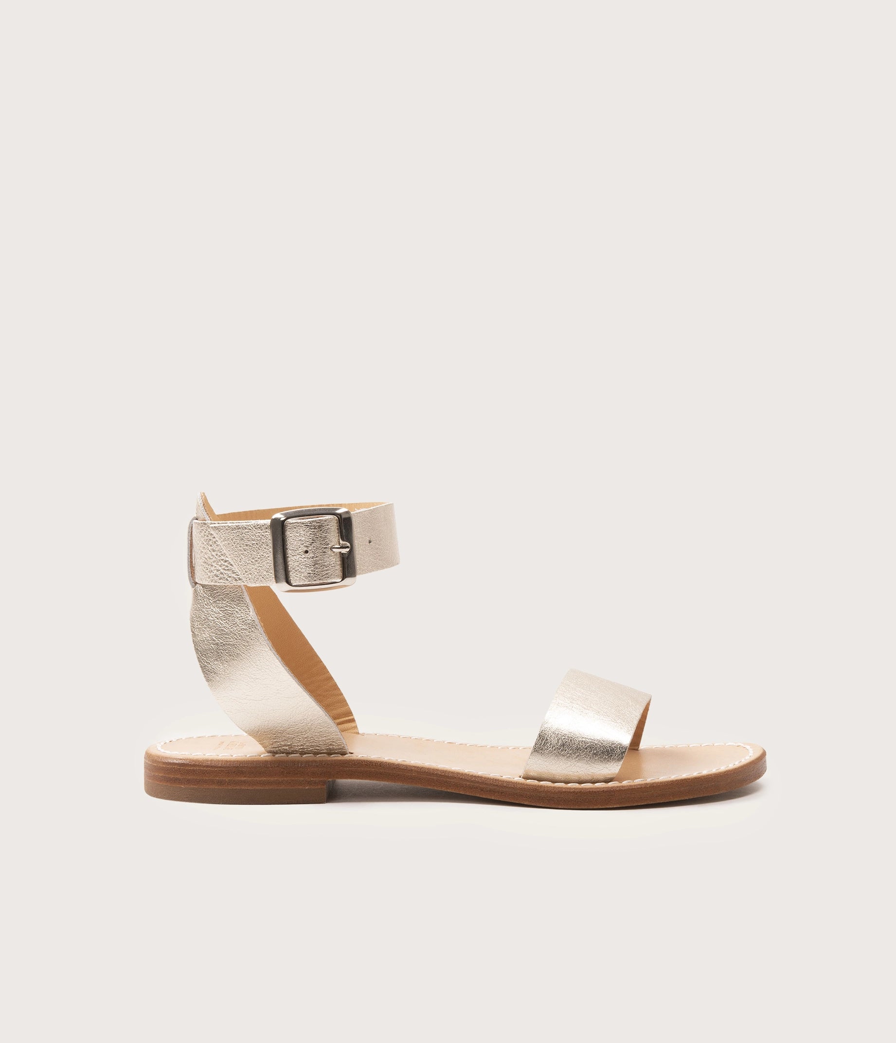 sandale femme en cuir métallisé argenté, sandale argentée en cuir, sandale argentée, sandale en cuir argent, sandale artisanale camarguaise brillante, nu pieds argenté, label epv, nu pied en cuir argenté, nu pieds en cuir brillant