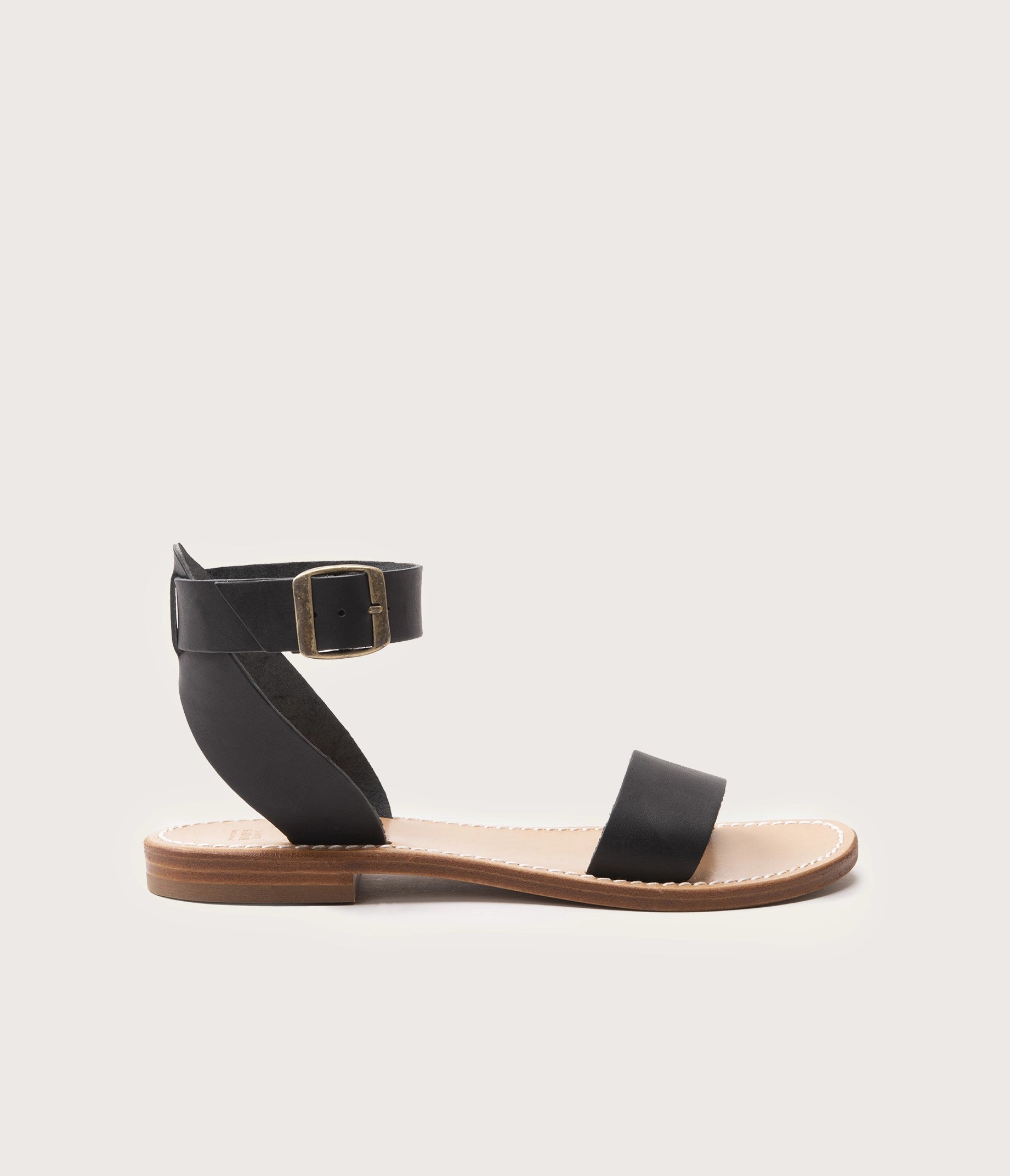 sandale en cuir, sandale noire en cuir, modèle Mage bride en cheville, nu pieds noirs en cuir, sandale avec brides, la botte gardiane modèle Mage, sandale en cuir sans chrome, sandale en tannage végétal, sandale camarguaise artisanale en cuir tannage végétal
