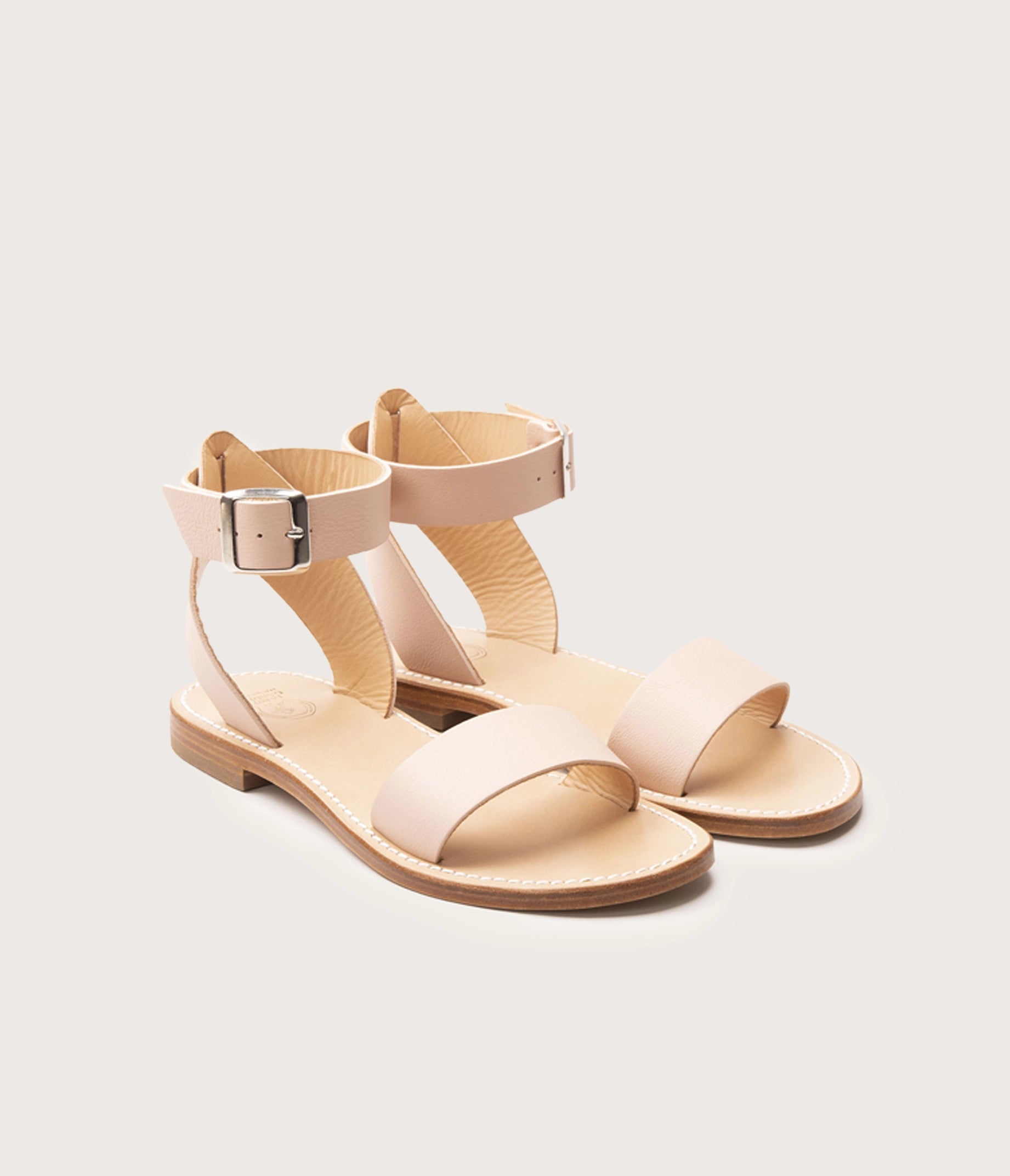 paire de sandale en cuir nude, paire de sandale beige en cuir pour femme, paire de sandale fabriquée artisanalement, label EPV chaussure, fabrication française, nu pieds femme en cuir beige, chaussure fabriquée en Camargue 