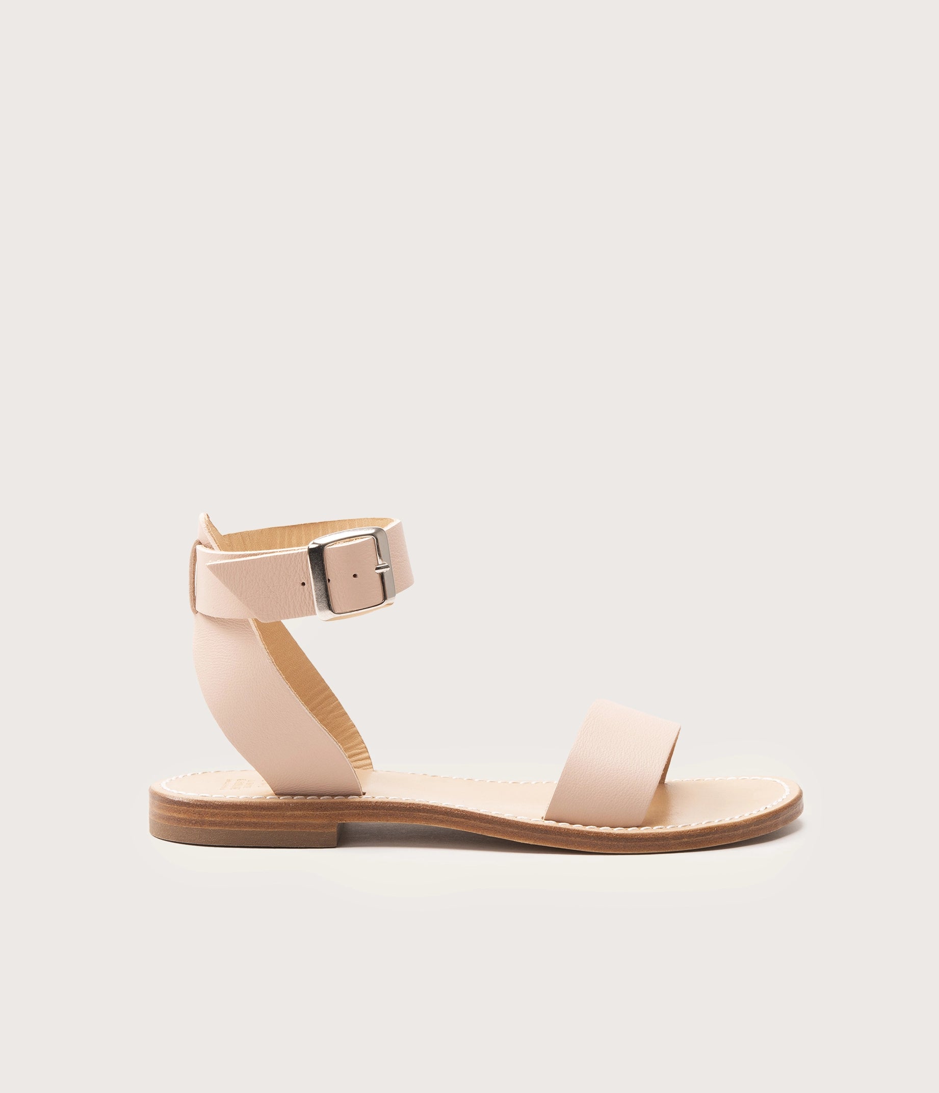 sandale femme en cuir nude, sandale nude en cuir français, nu pieds nude, nu pieds en cuir beige, sandale en cuir beige, modèle Mage nude la botte gardiane, sandale nude artisanale, sandale camarguaise couleur nude