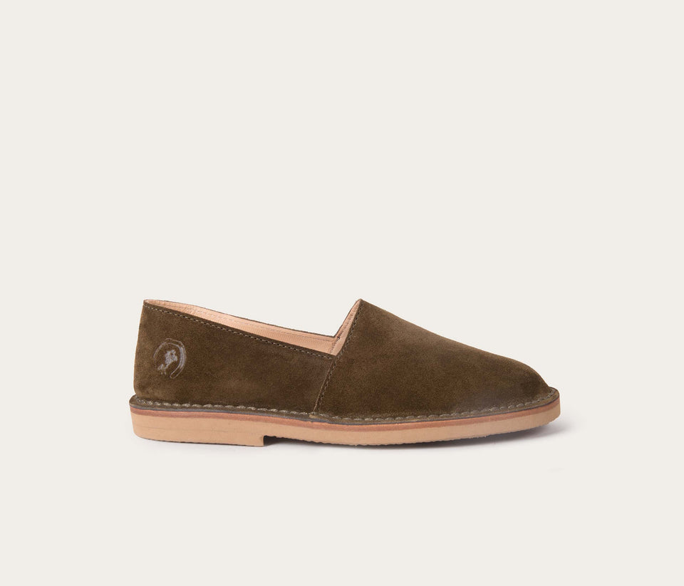 espadrilles en cuir, espadrilles en cuir velours, mocassin en cuir velours kaki, mocassin en daim, mocassins kaki pour femme, mocassin kaki pour homme, espadrilles en cuir velours pour homme, espadrilles en cuir velours pour femme, mocassin en cuir style espadrilles, mocassin confortables en velours, chaussures made in France