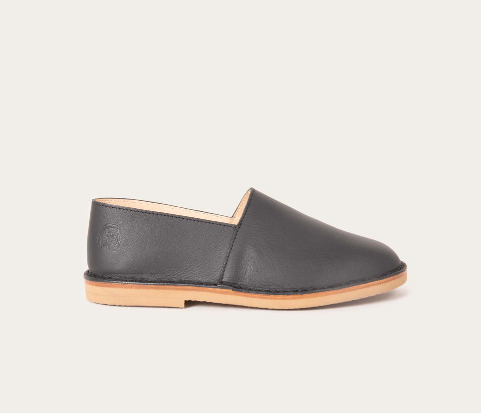 mocassin noir en cuir unisexe, mocassin style espadrille noir, mocassin en cuir souple, mocassin homme artisanal, mocassin femme 