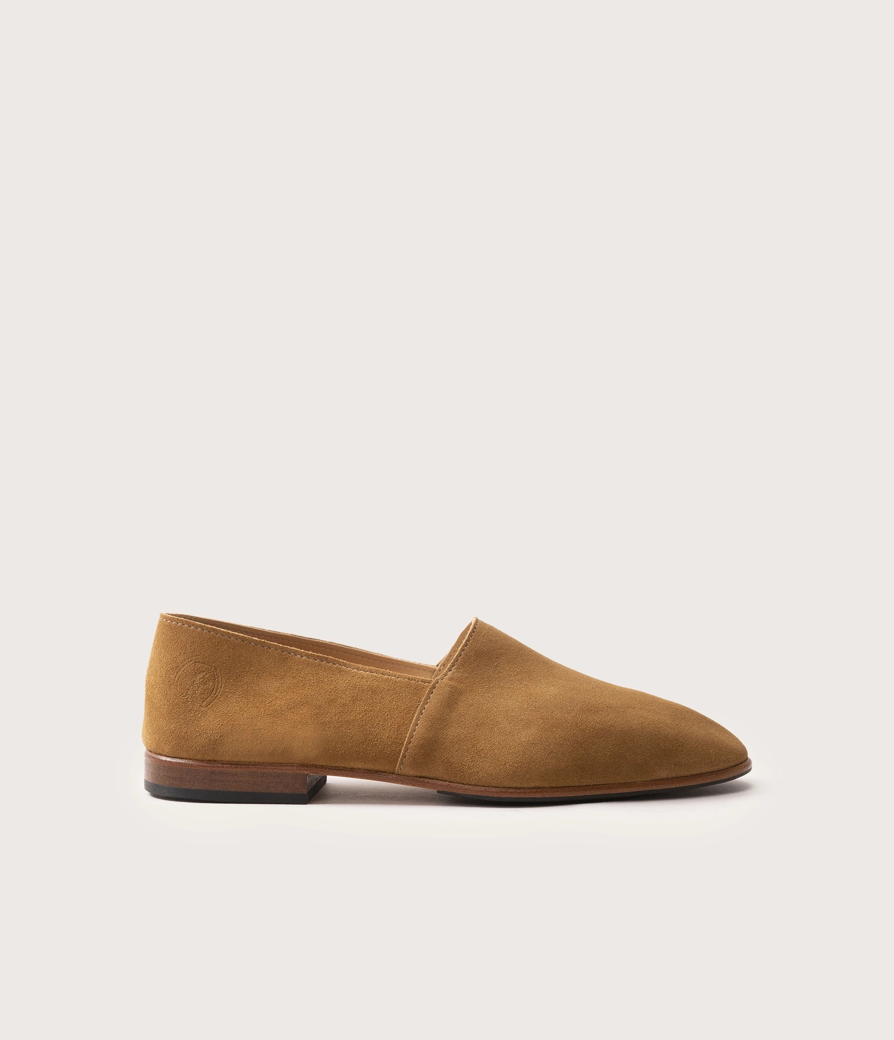 maury daim la botte gardiane, mocassin en daim beige, mocassin en cuir daim, mocassins chic, sleepers pour homme, style chausson venisien, style chausson italien, style friulane, maury la botte gardiane, atelier la botte gardiane,  mocassin français