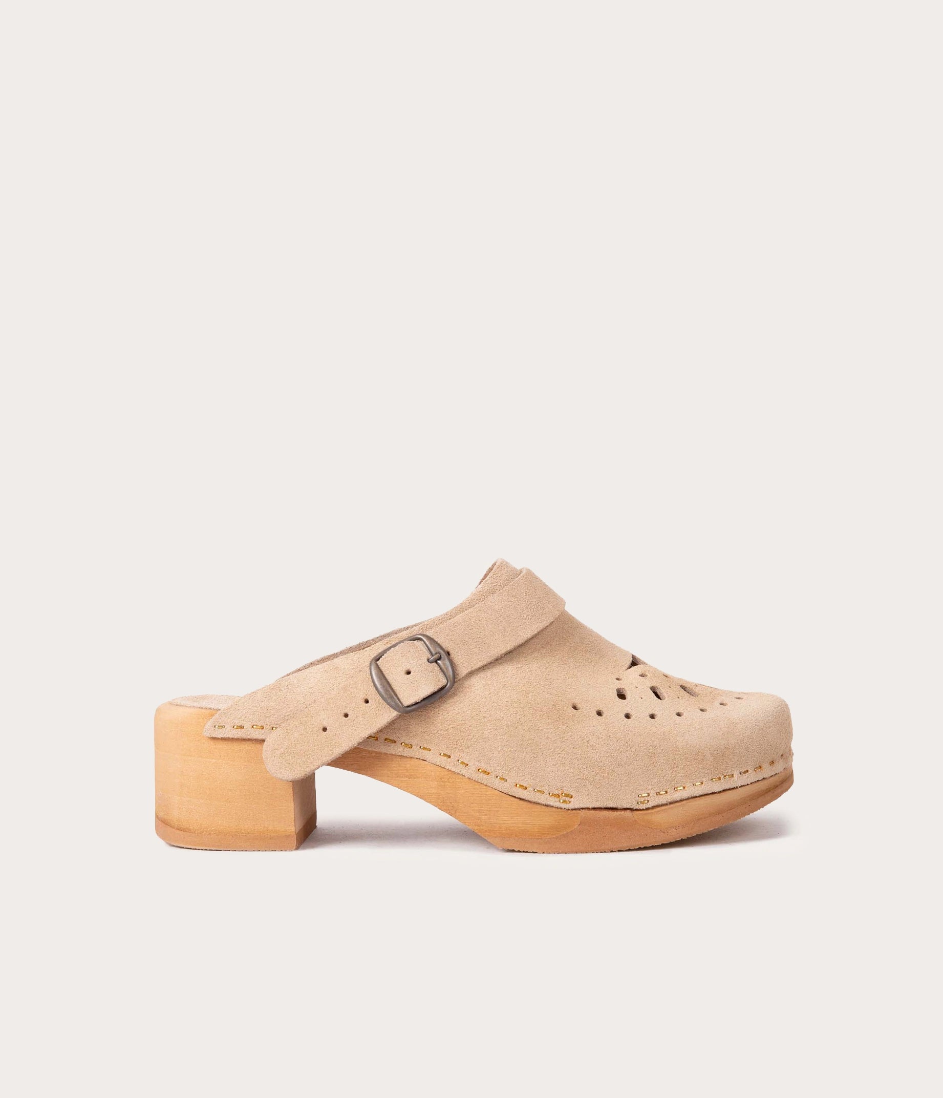 Sabot en cuir velours beige, paire de sabot femme, sabot artisanal, sabot femme, sabot beige en cuir velours, paire de sabot femme, paire de sabot artisanal Bosabo, sabots femme velours avec perforations, sabot en cuir et bois, sabots fabriqués en France