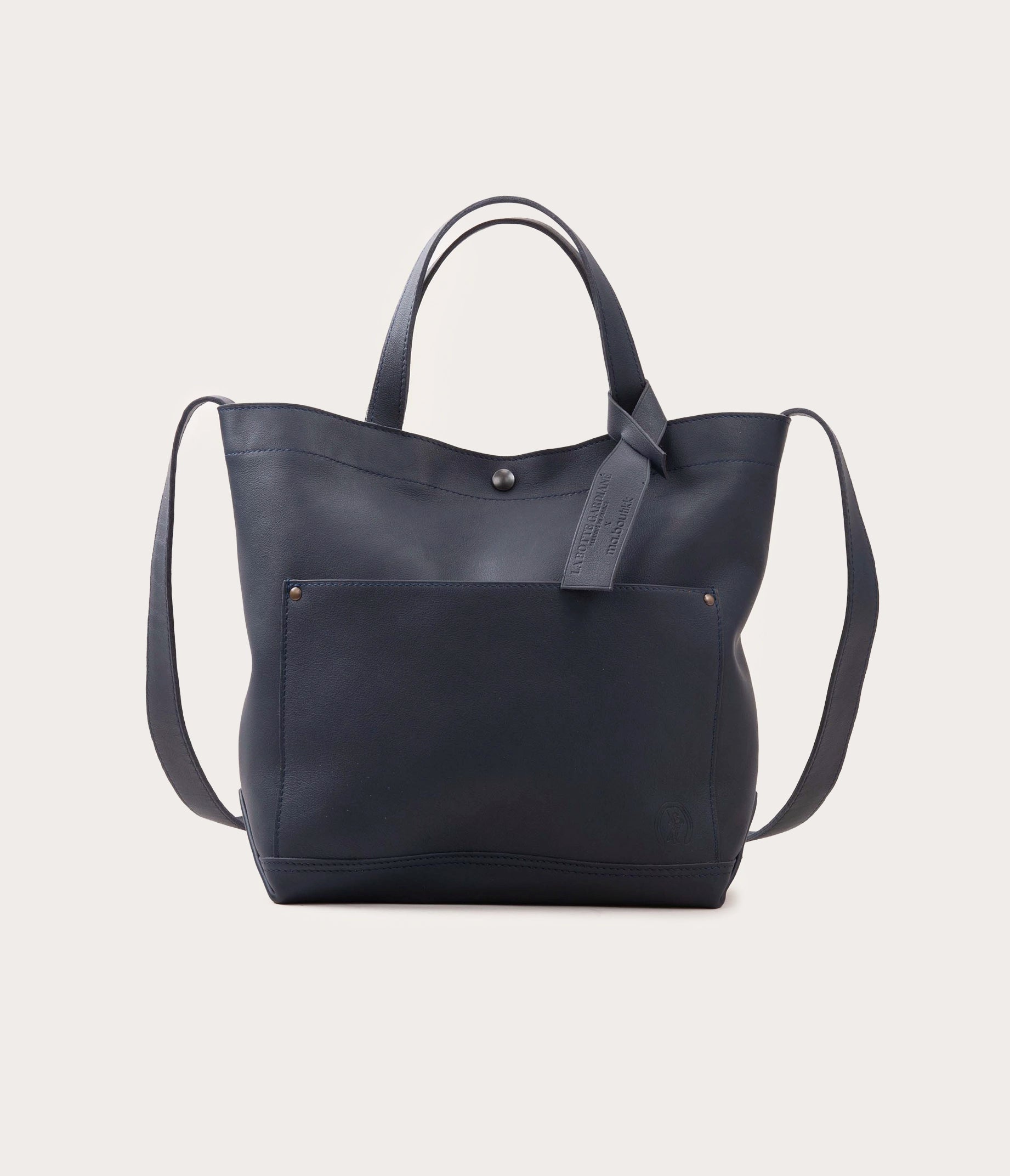 Sac bleu marine, sac en cuir, sac artisanal, sac fabriqué en camargue, sac en cuir bleu marine, sac en cuir souple, sac la botte gardiane, sac en cuir français, sac bandoulière, sac en cuir avec bandoulière