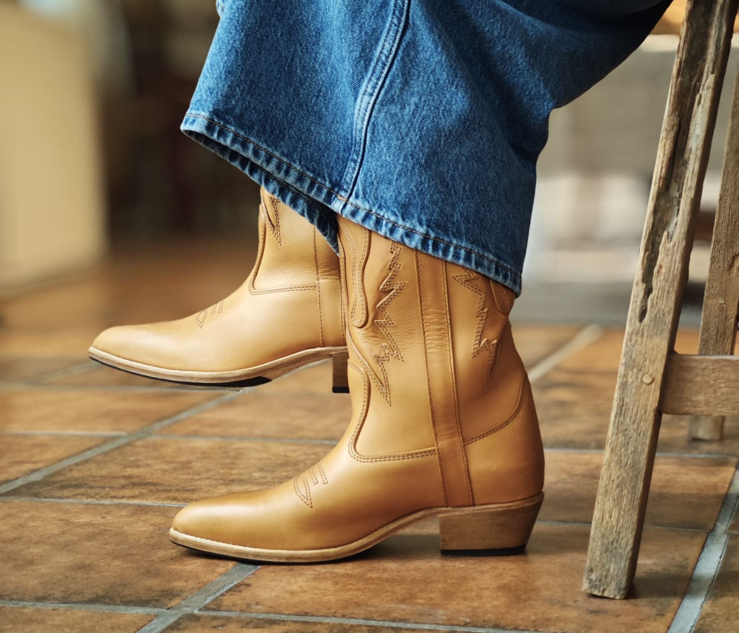 santiag la botte gardiane en cuir naturel porté avec un jean