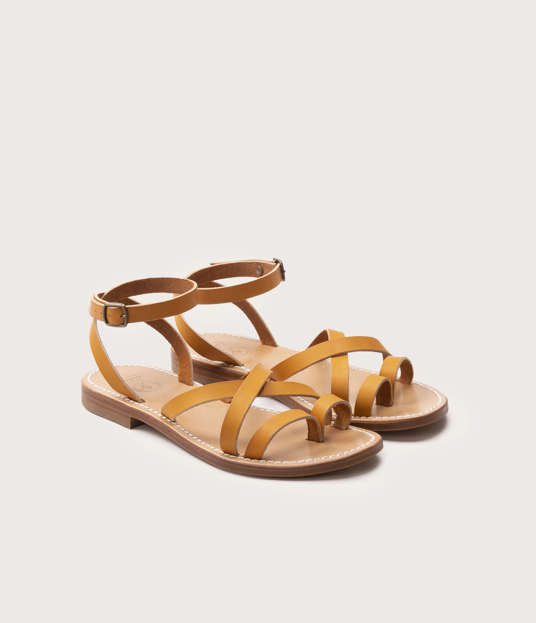 pare de sandale en cuir gras naturel femme, paire de sandale en cuir brides réglables, atelier artisanal, chaussures été en cuir femme, paire de nu pieds sauve femme la botte gardiane