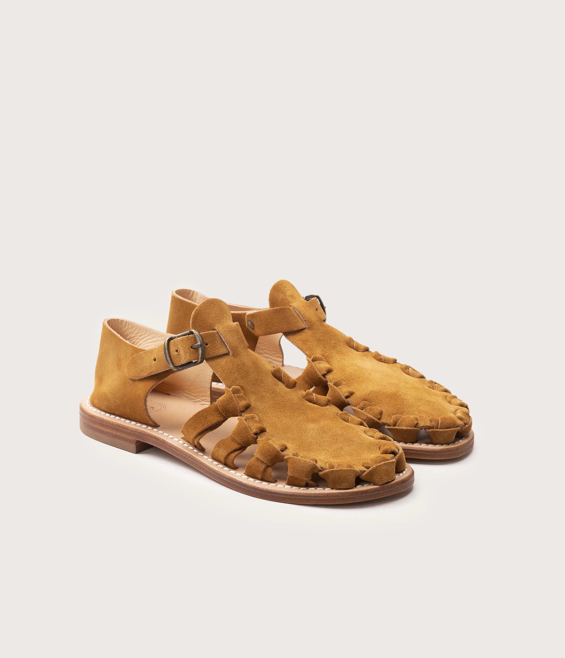 paire de sandale femme en cuir, paire de sandale en cuir daim, paire de sandale en cuir velours, paire de chaussure basse en cuir velours écureuil, paire de sandale style chaussure d'eau, paire de sandale en cuir style chaussure de mer femme, chaussure basse ouverte femme, made in France