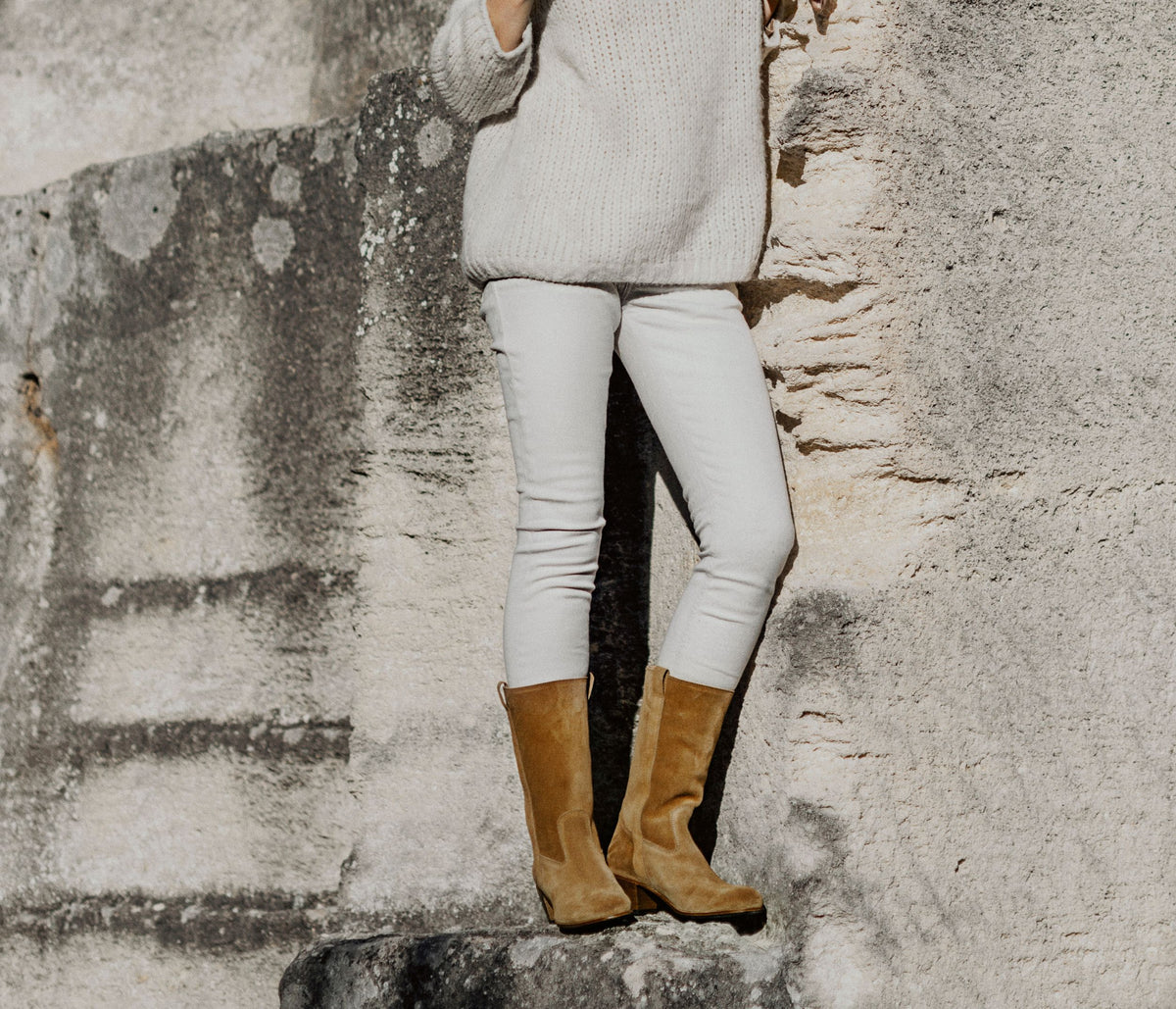 botte femme en cuir daim porté - botte en cuir velours femme porté - la botte gardiane botte simone - botte femme en cuir à talon porté - botte à talon en daim femme porté 