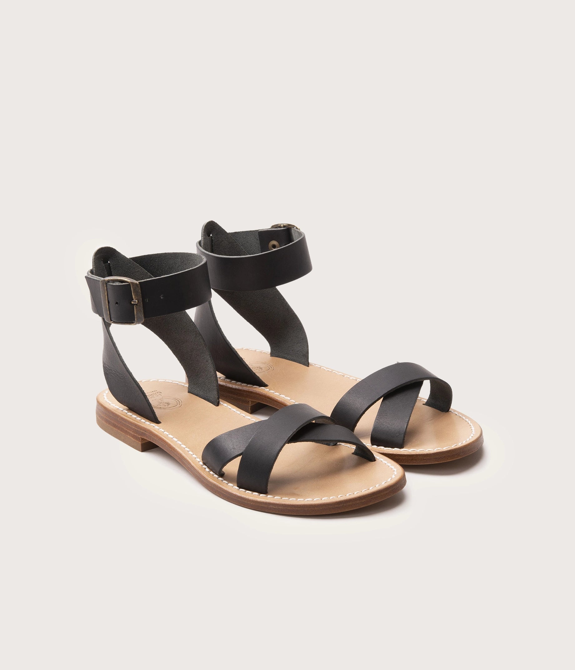 paire de sandales noires en cuir, paire de nu-pieds noirs, paire de sandales camarguais noires, sandales réglables à la cheville, paire de sandale femme la botte gardiane modèle saint ambroise, la botte gardiane sandales femme noires, made in camargue