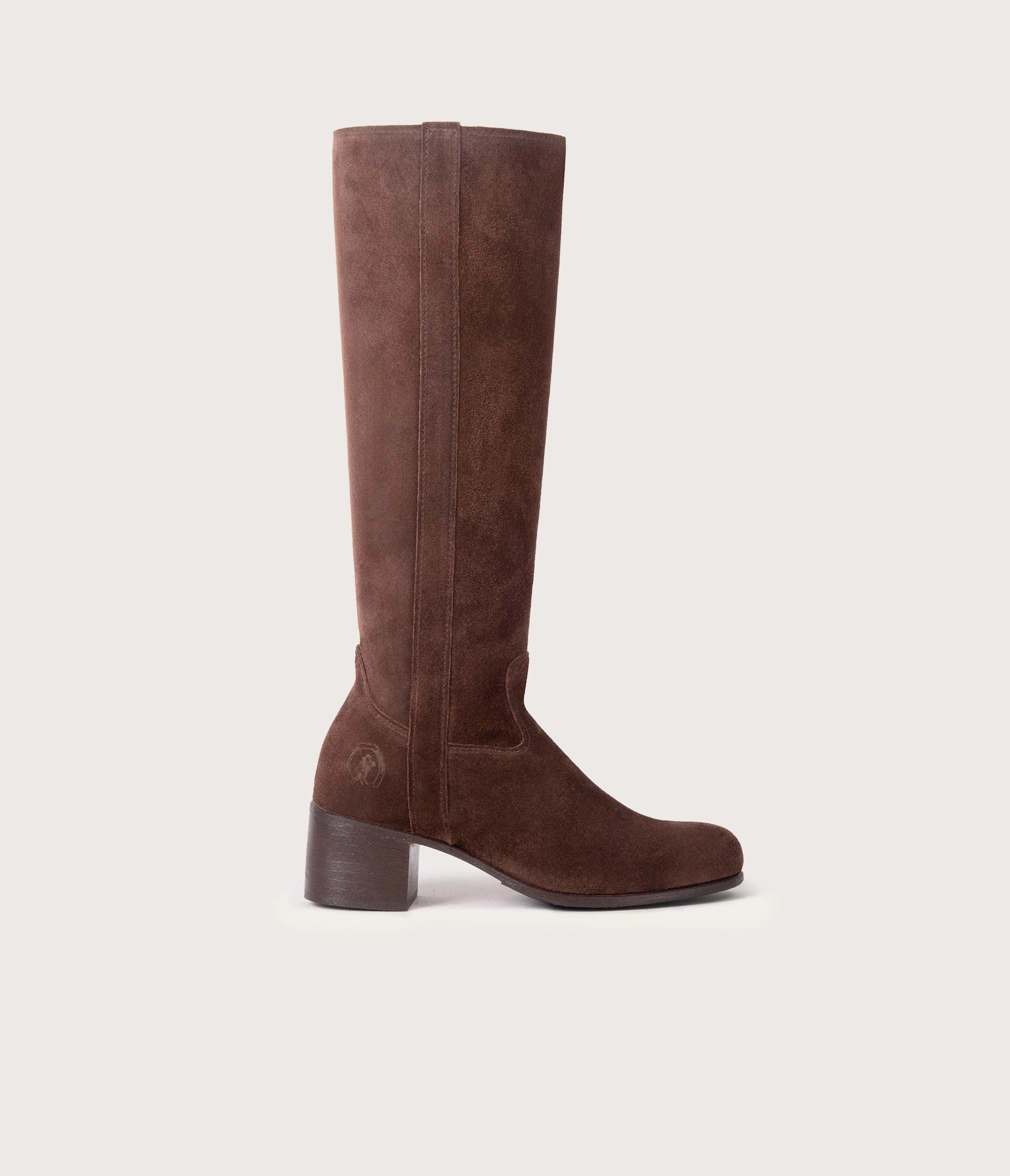 Bottes hautes en cuir velours chocolat, bottes pour femme marron , botte en daim, bottes velours, bottes chocolat, bottes en cuir marron, botte artisanale, bottes artisanales fabriquées en Camargue, cuir velours, bottes talon droit, bottes femme talon droit