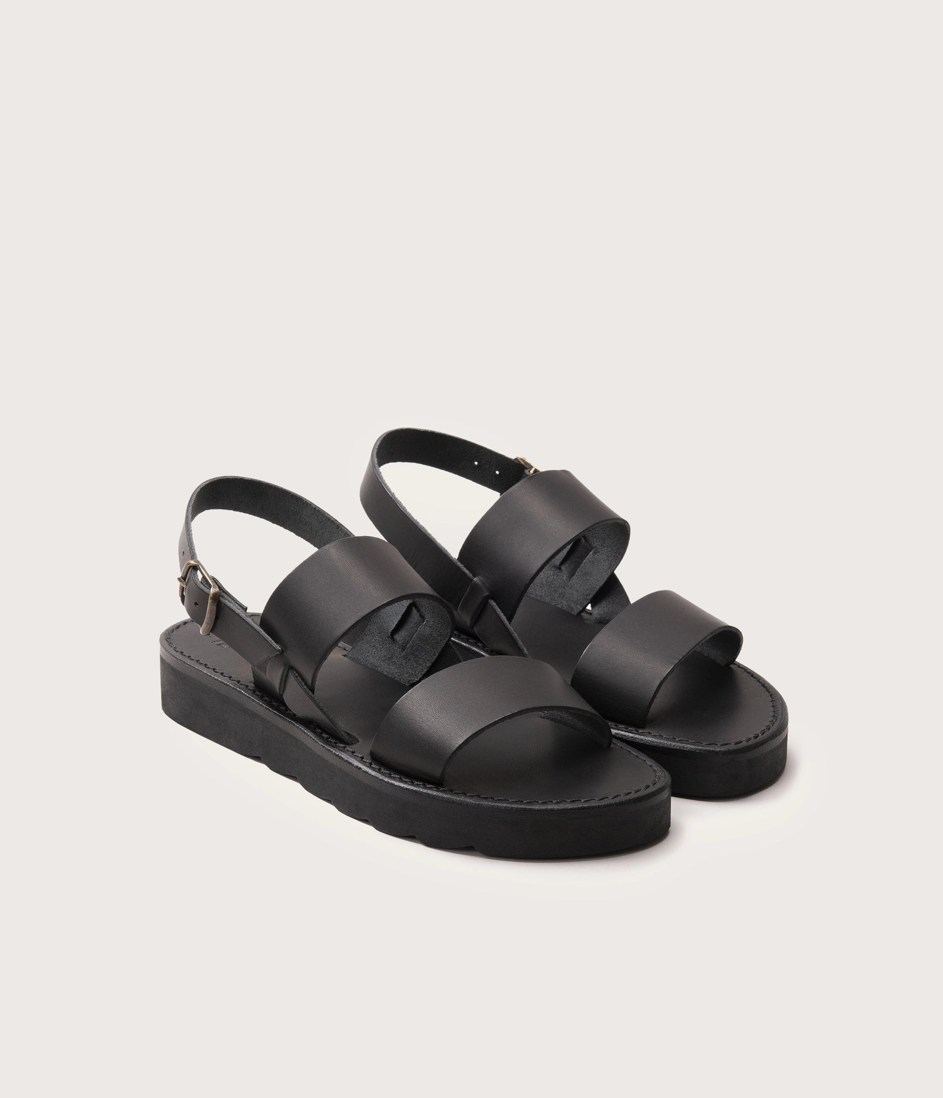 paire de sandales en cuir végétal - paire de sandale pour femme - paire sandale cuir végétal - la botte gardiane paire de nus pieds en cuir végétal - nus pieds femme en cuir noir végétal - nus pieds cuir végétal pour femme 