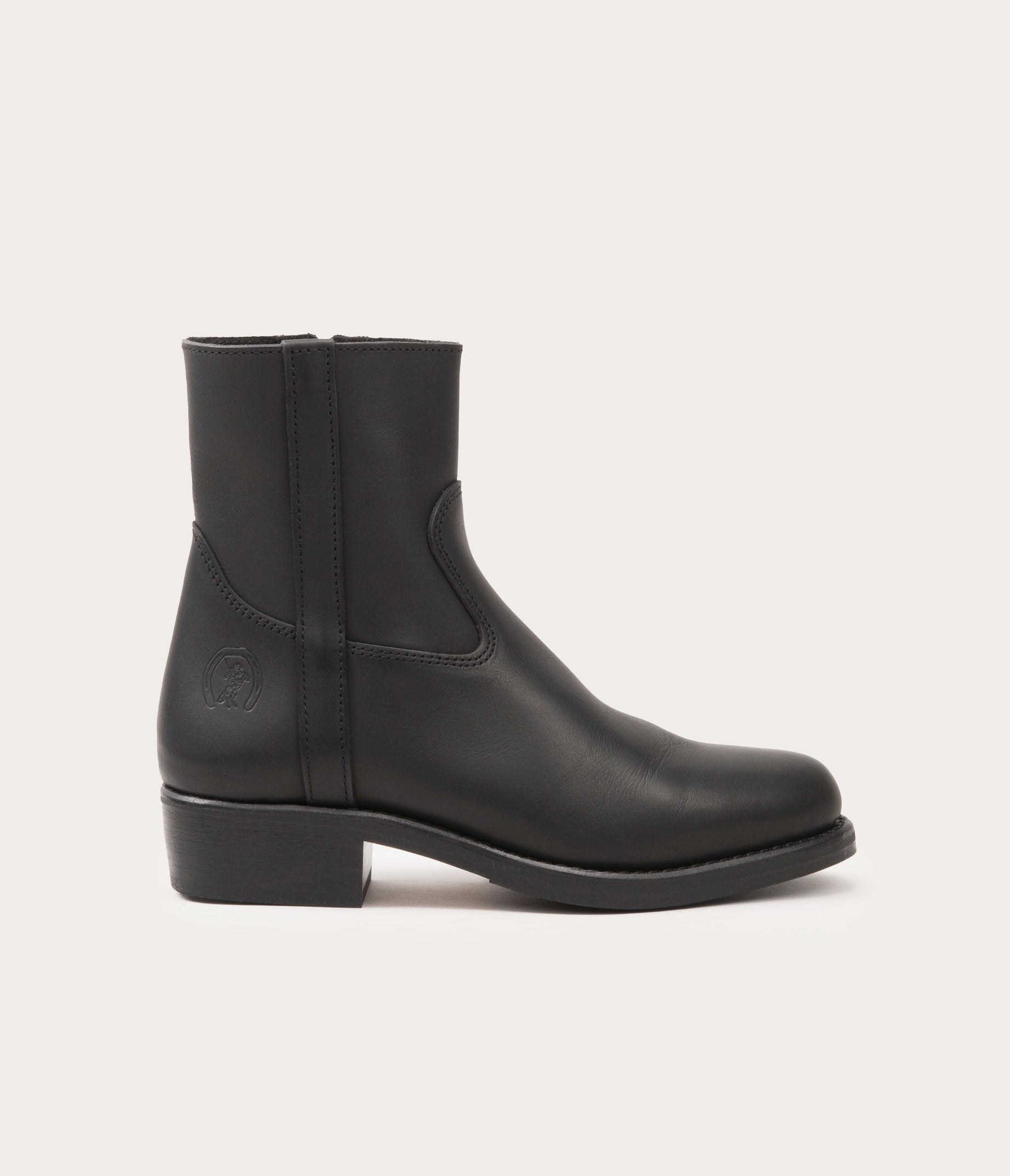 boots homme noire - boots homme en cuir gras - boots homme en cuir - bottine boots - bottine en cuir pour homme - bottine pour homme en cuir - boots homme en cuir avec un zip - boots à zip homme - bottine à zip homme - bottine la botte gardiane - entreprise française - boots camargue - bottine camarguaise - bottine camarguaise homme zip - cuir noir gras
