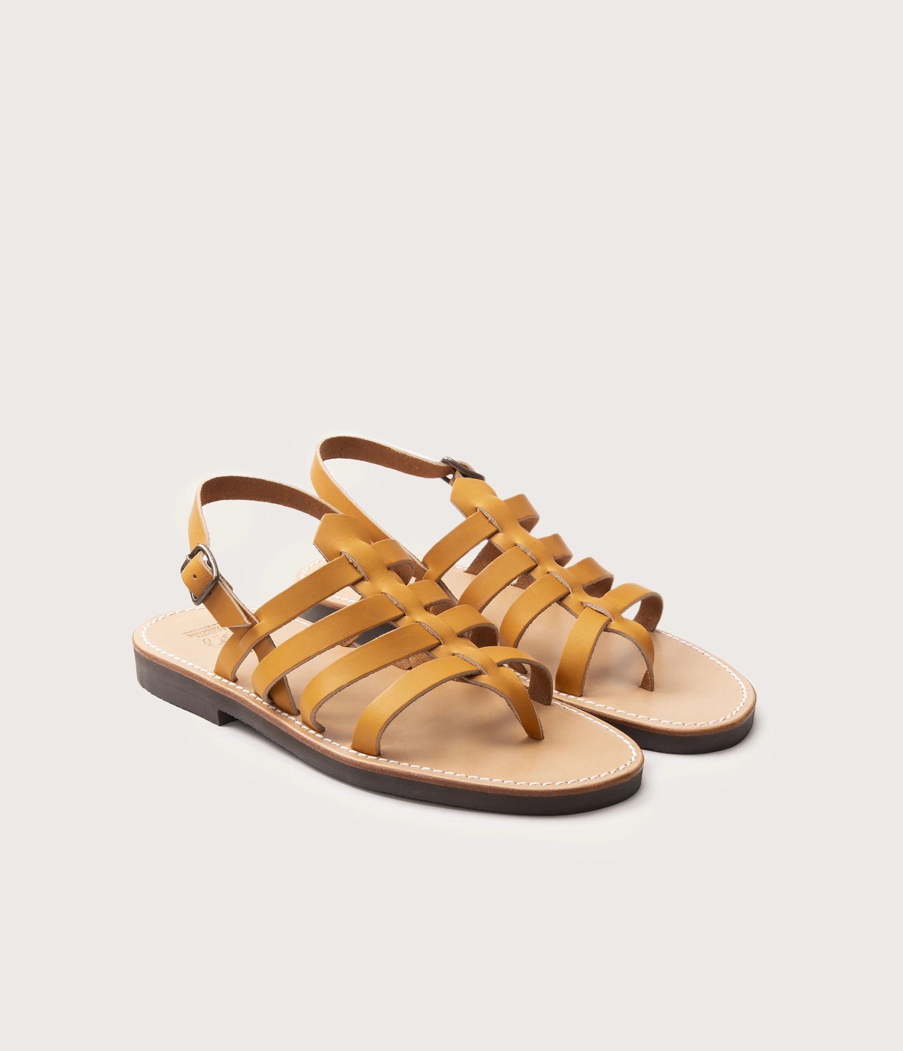 paire de sandales homme en cuir naturel, paire de sandale homme tropéziennes, paire de tropéziennes homme en cuir, la botte gardiane paire de sandales en cuir homme tropézienne, made in Camargue, modèle homme chaussures été cuir