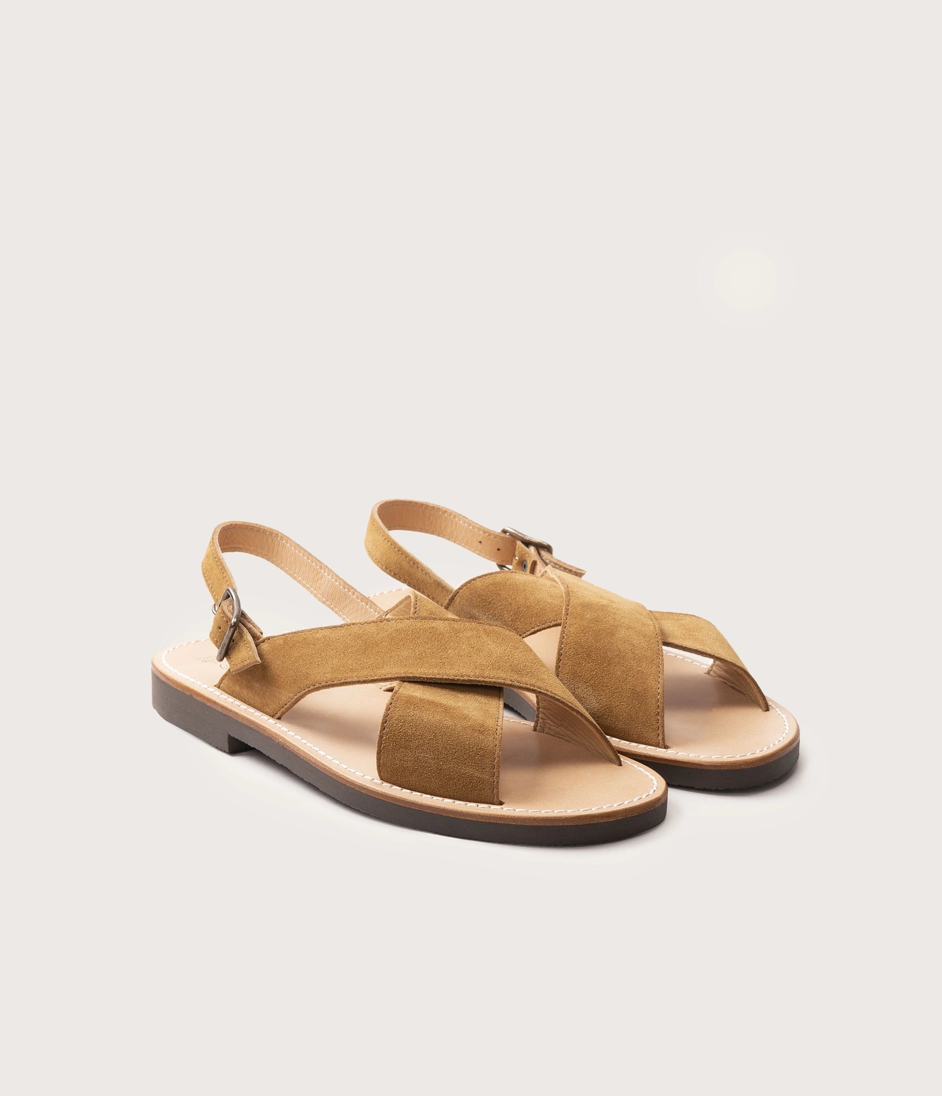 paire de sandales homme en cuir, paire de sandale en velours homme, paire de nu pieds homme en daim, paire de sandales en daim homme, couleur havane sandales homme, La botte Gardiane nu pieds Uzès homme, pièces artisanales camarguaises, label epv, atelier métiers d'arts
