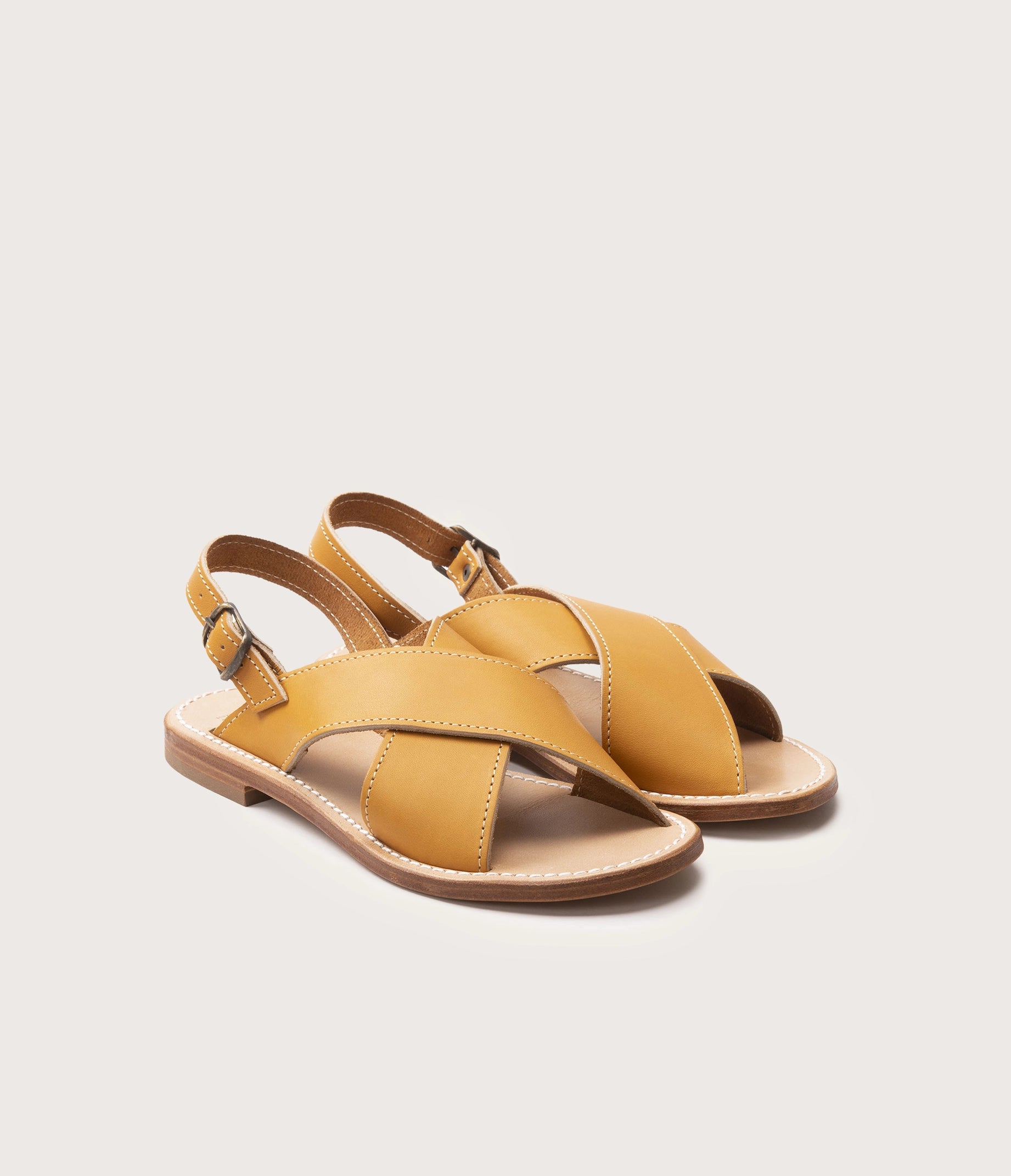 paire de sandale en cuir naturel Uzès femme, paire de nu pieds en cuir gras naturel, fabriqués en Camargue, paire de nu pieds cuir naturel femme