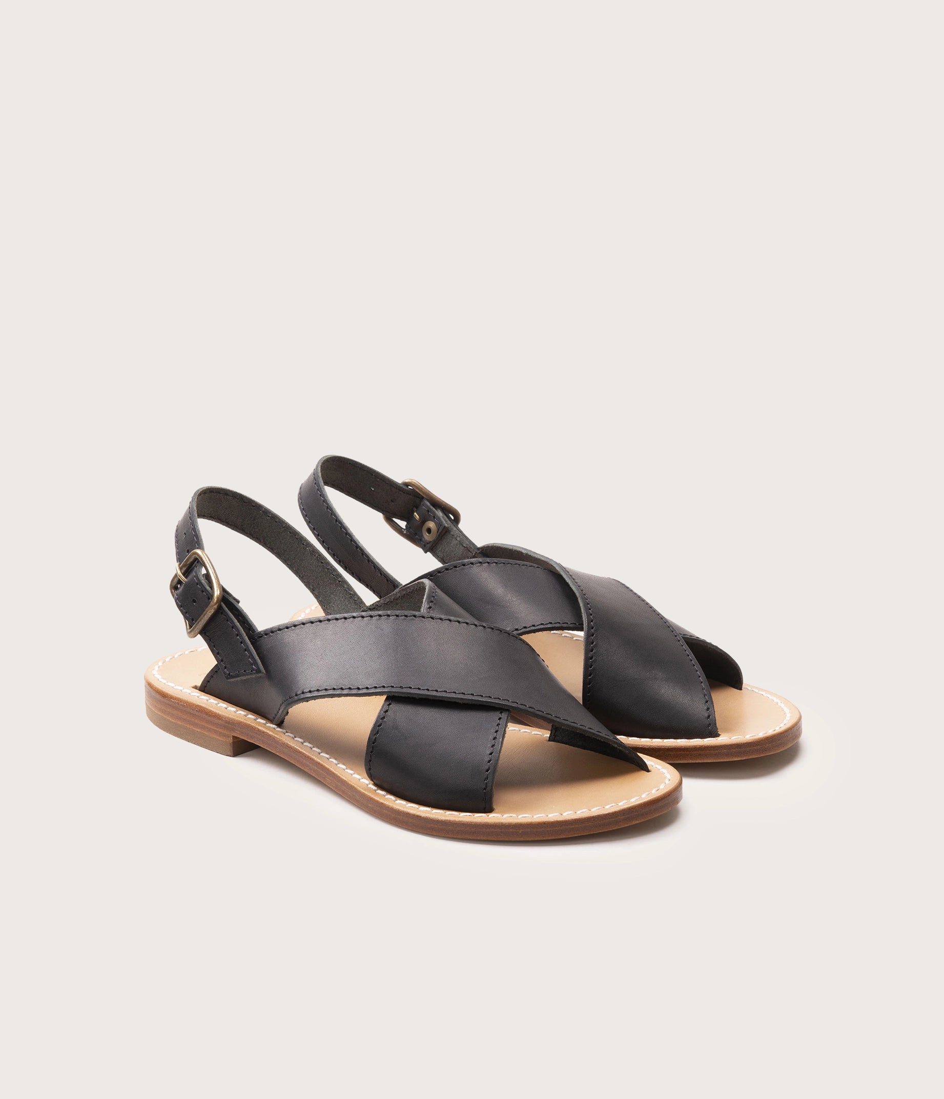 paire de sandales noires femme, sandales en cuir sans chrome, paire de nu pieds noirs femme, paire de sandales noires en cuir de veau, paire de sandales françaises, fabriqué en France, label epv, atelier camarguais