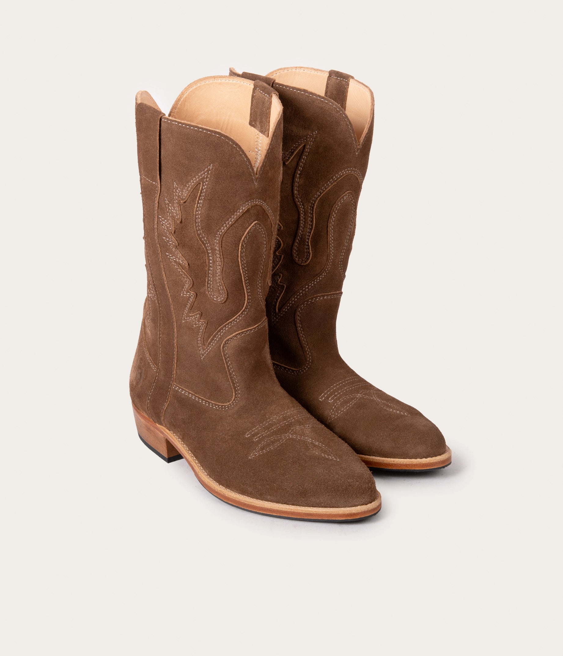 paire de botte santiag, paire de santiag en cuir velours, bottes santiag en cuir velours, paire de botte cow boy, bottes femme santiag en cuir, bottes de cow boy en cuir velours, botte camarguaise style western, bottes pour femme, bottes femmes cow boy