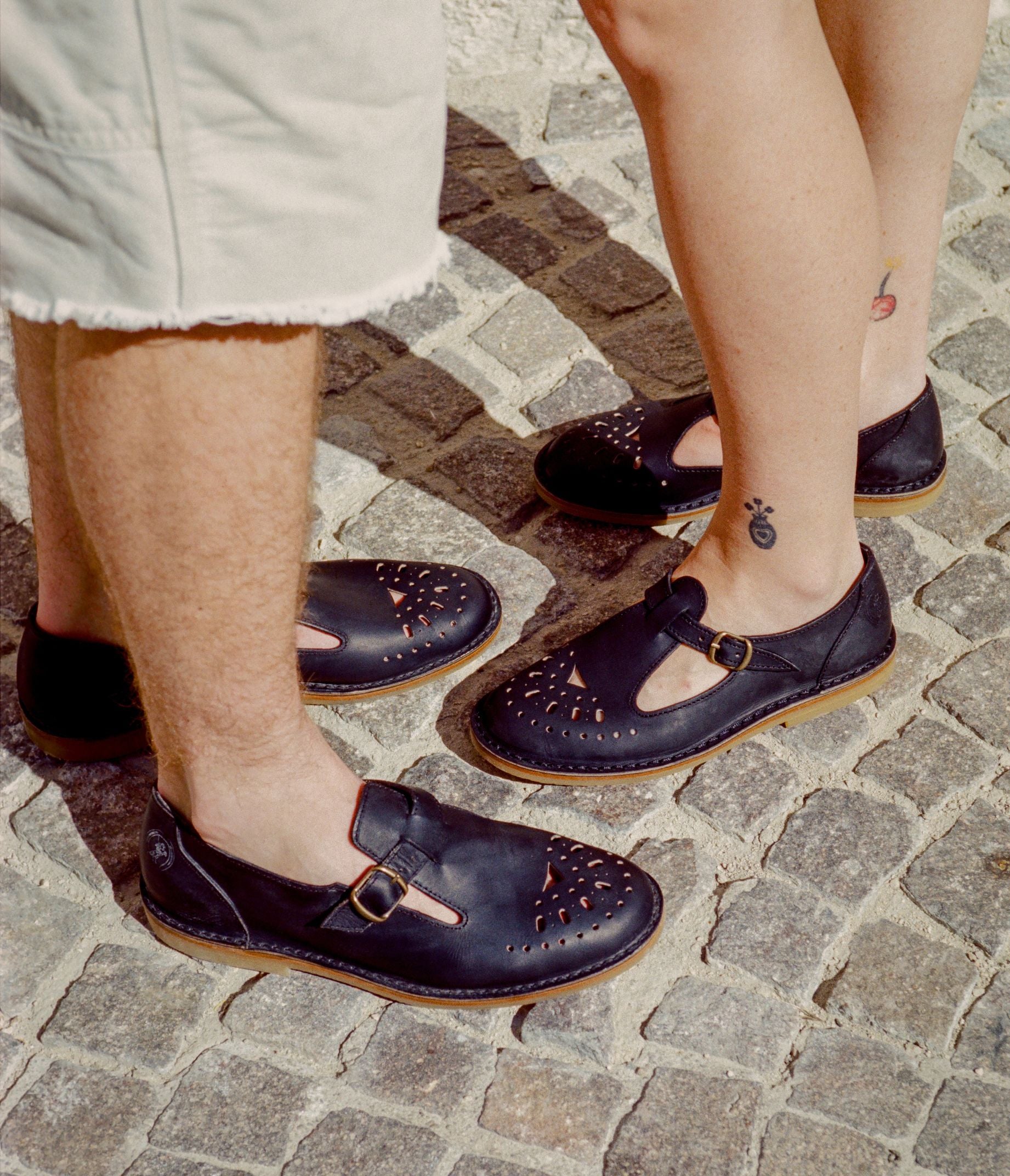 Alain noir la botte gardianeporté, chaussures retro cuir noir, chaussure basse en cuir, chaussure noire en cuir, modèle alain noir porté, chaussure en cuir ouverte porté, chaussure ouverte en cuir français, cuir suportlo, cuir français tannerie haas porté, chaussure avec semelle gomme porté