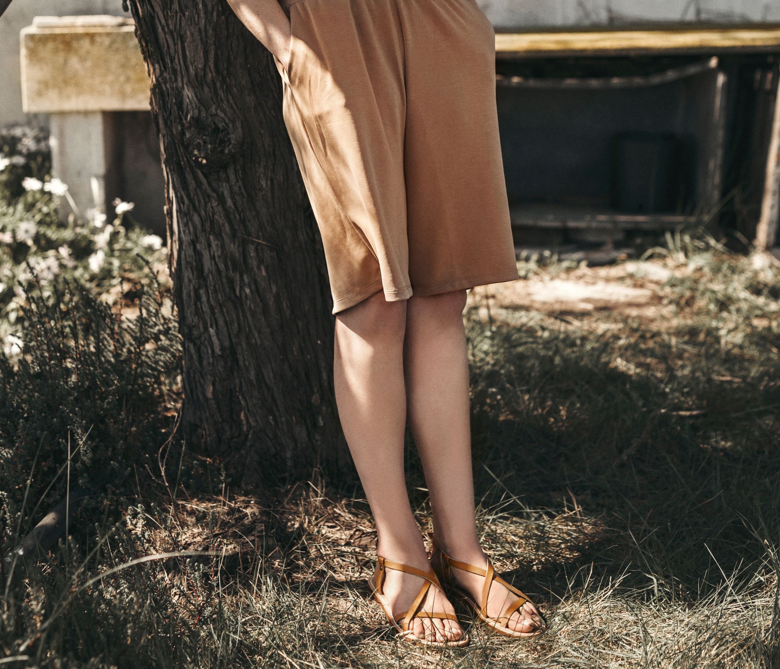 sandale belle ile femme - sandales été femme en cuir naturel portée - idées de look avec sandale en cuir - look avec sandales en cuir la botte gardaine - style tropézienne sandales - sandales simples en cuir - fabriquées en france 