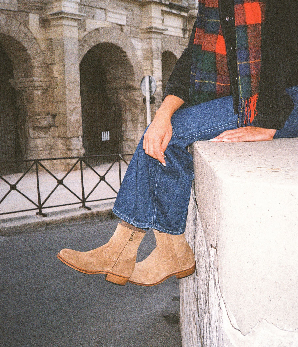 Terence bottine en cuir sable, paire de bottine cuir croute, bottine mixte, bottine femme, bottine homme artisanale, bottine mixte, paire de bottine portée femme, bottine camarguaise, bottine camarguaise homme, terence la botte gardiane, boots camarguaise, boots femme, paire de boots mixte, boots homme, boots en cuir croute, paire de bottine en cuir pour femme