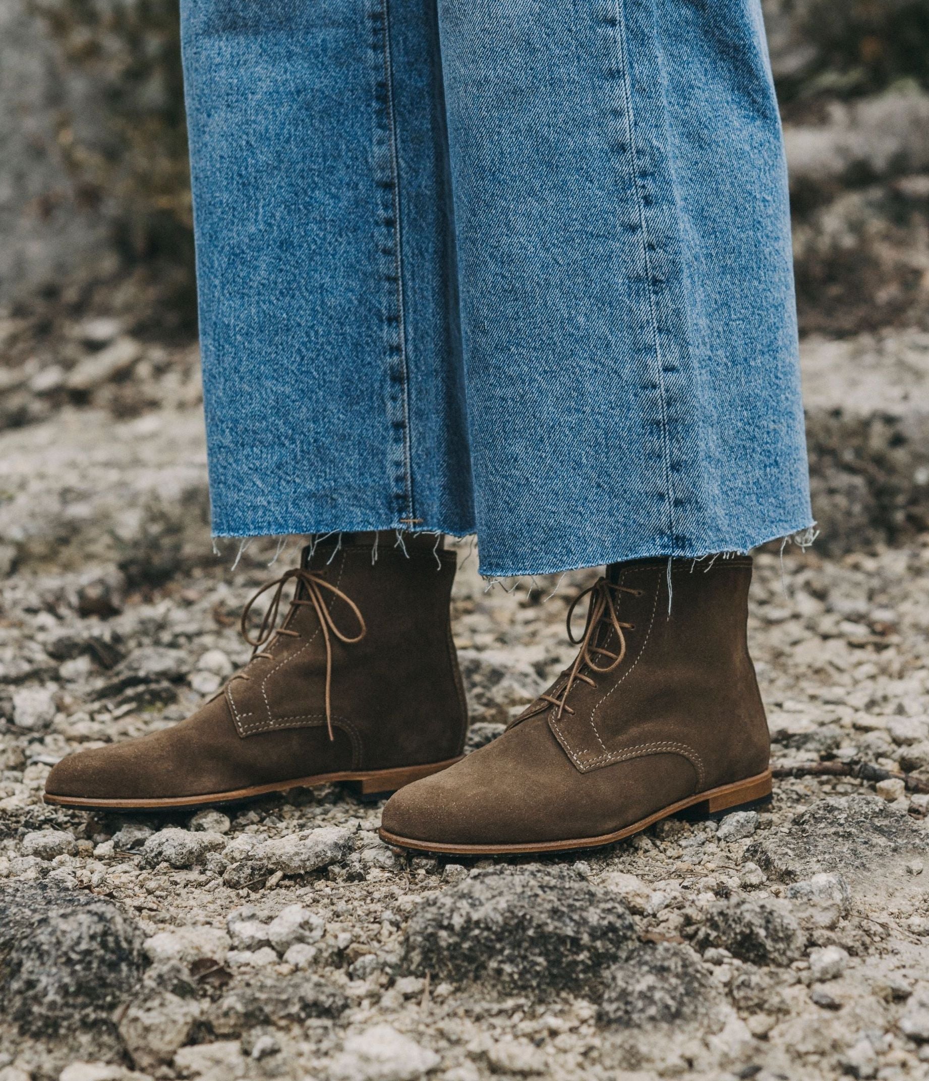 Chaussure La Botte Gardiane - La botte gardiane chaussure - bottine pour femme avec des lacets - bottines fabriquées en France - Cuir français - bottines portée taupe - bottines taupe portées