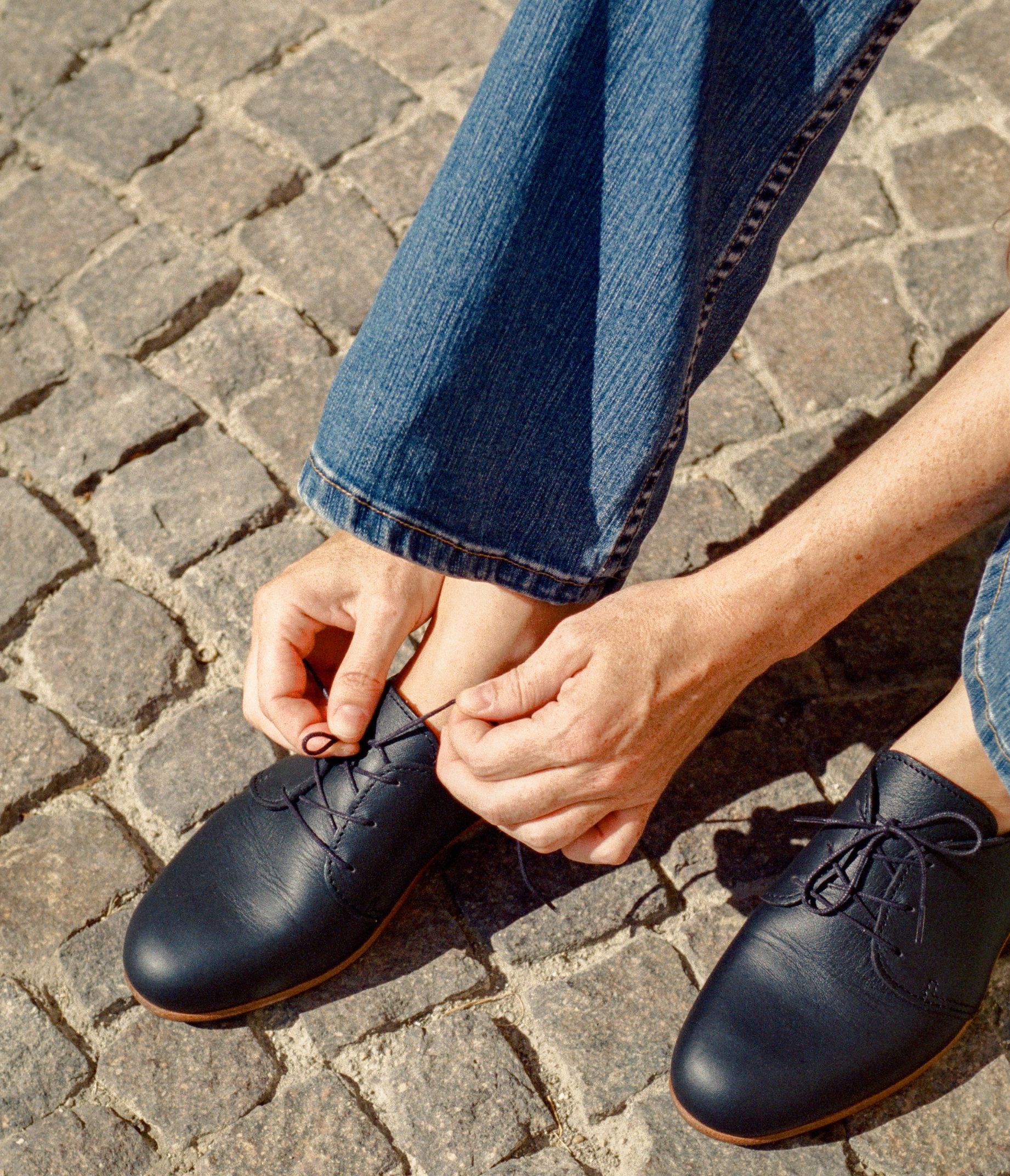 paire de derby homme en cuir souple noir, derby en cuir souple noir, chaussures de ville pour homme en cuir souple noir, derby en cuir noir homme, paire de derby georges la botte gardiane, camargue chaussures, la botte gardiane chaussure de ville homme en cuir, paire de derby noir français porté