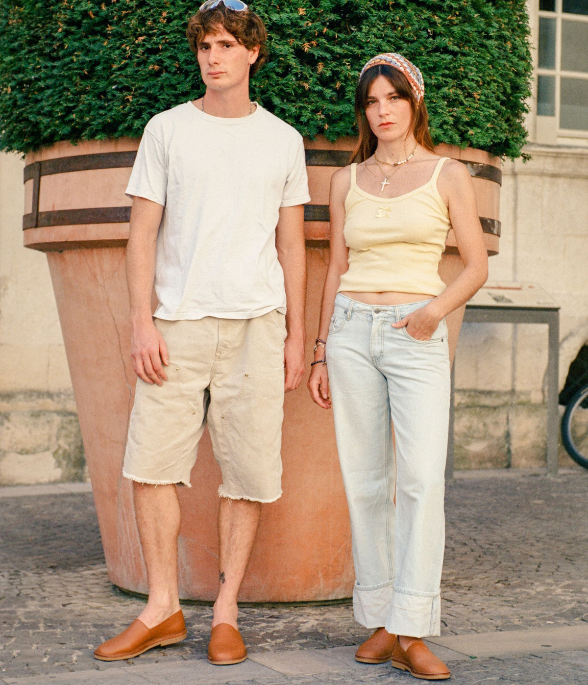 mocassin en cuir souple naturel, mocassin style espadrilles, mocassin décontracté, espadrilles femme porté, espadrilles homme, mocassin femme, mocassin en cuir naturel, mocassins camarguais, espadrilles camarguaises mixte, espadrilles en cuir souple homme porté, espadrilles portées