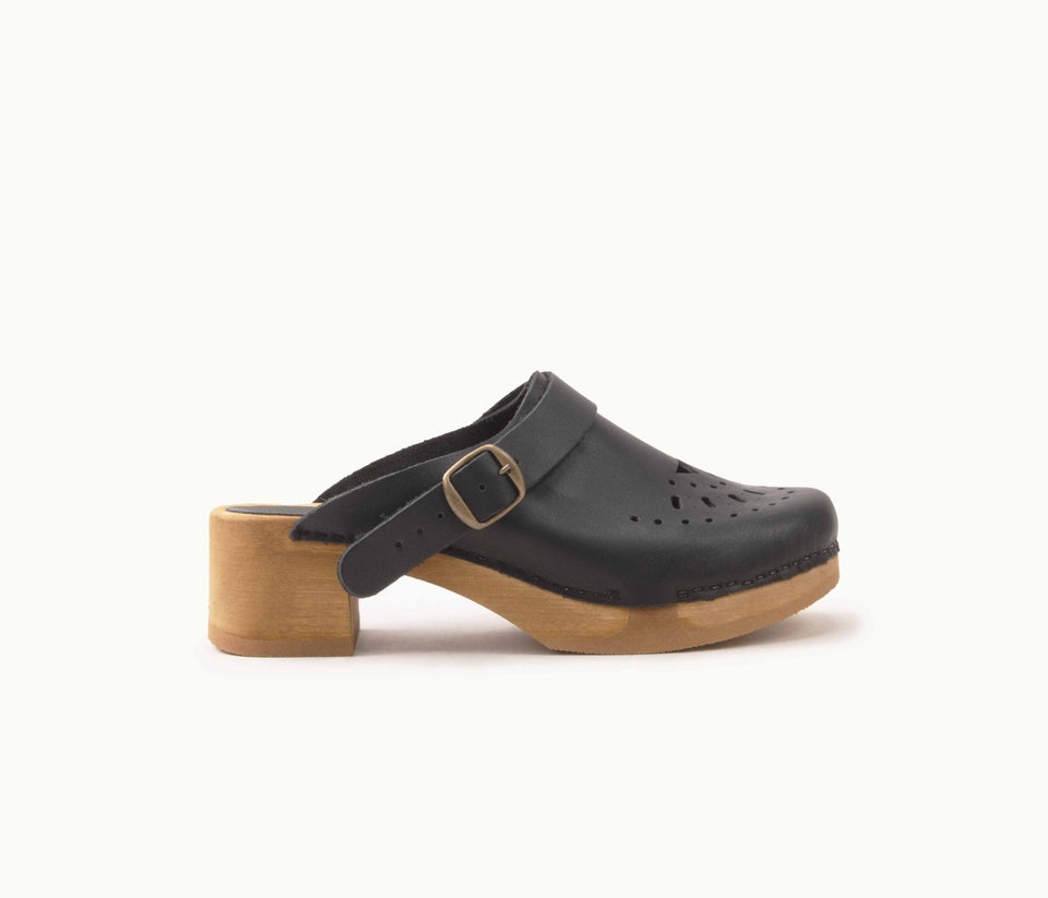 sabots femme, sabot, sabot noir, sabots noir, sabot à lanière, sabots à lanière, sabot, sabots style sabots suèdois, sabots cuir, sabot vintage, la botte gardiane, bosabo, sabots français, sabot français, mode sabot, sabot sandales femme, sabot femme talon bois, femme sabot cuir, sabot cuir, la botte gardiane