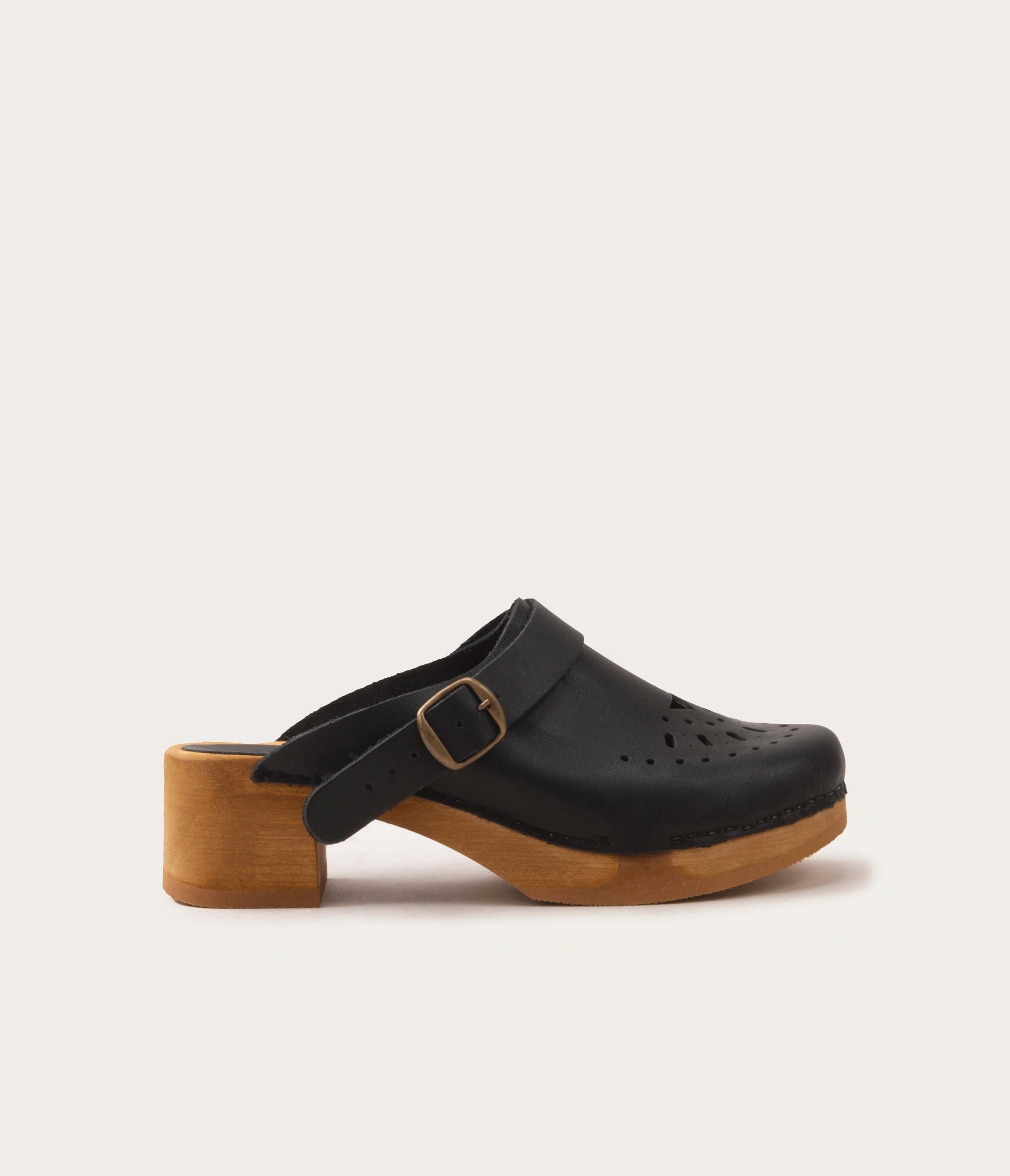 sabots femme, sabot, sabot noir, sabots noir, sabot à lanière, sabots à lanière, sabot, sabots style sabots suèdois, sabots cuir, sabot vintage, la botte gardiane, bosabo, sabots français, sabot français, mode sabot, sabot sandales femme, sabot femme talon bois, femme sabot cuir, sabot cuir, la botte gardiane, mules en cuir, mule noire en cuir, mule en bois et en cuir, mule française
