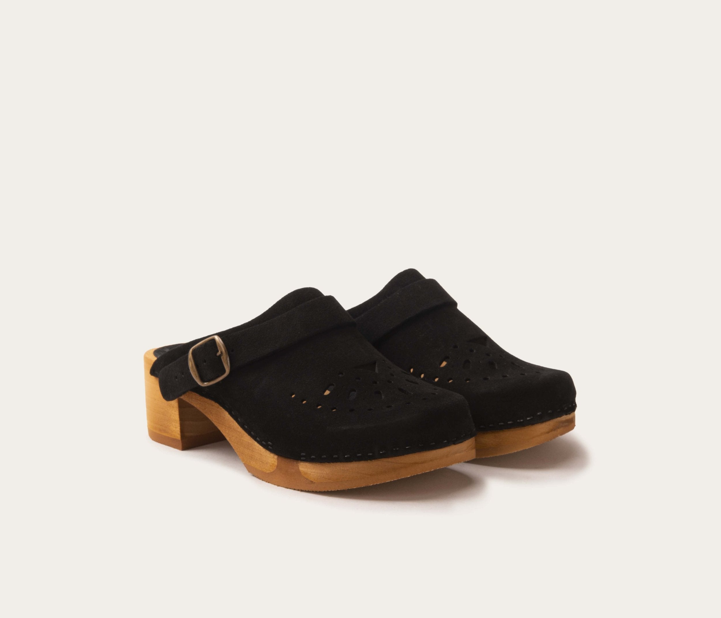 paire de sabots en cuir et bois - sabots pour femme en cuir et bois - sabots la botte gardiane - sabots pour femme la botte gardaine, paire de sabot en cuir en bois, paire de sabot artisanal, sabot made in france, sabots français, sabots noirs en velours fabriqués en France, atelier camarguais, Gard, Entreprise du Patrimoine Vivant Français, 