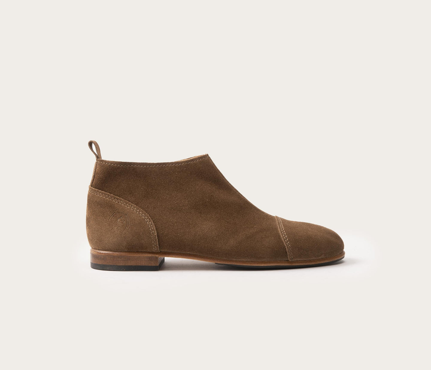 la botte gardiane, chaussure taupe, chaussure femme, made in france, chaussures à zip, chaussure zippée, chaussure basses, chaussure en daim taupe, label epv, grandes pointures femme
