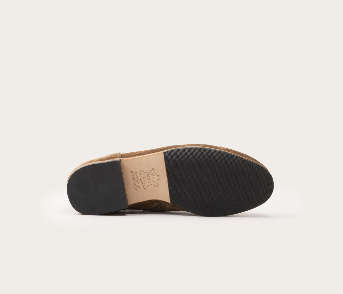 semelle en cuir avec patins, chaussure femmearmelle vue dessous, armelle la botte gardiane, fabriqué en france chaussure, chaussure cuir fabriquée en France