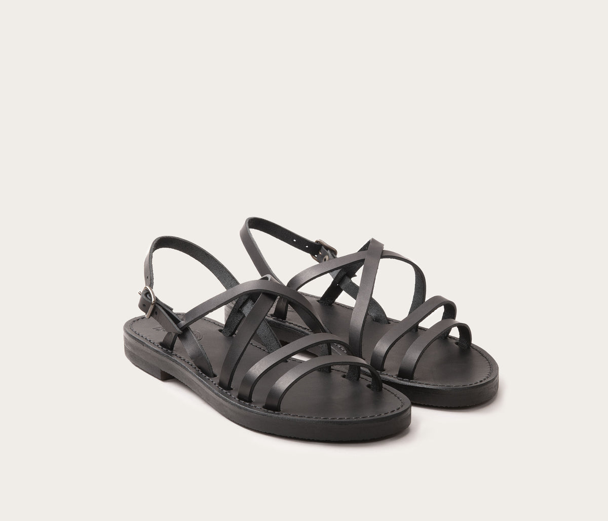 paire de nus pieds en cuir - paire de sandales en cuir sans chrome - paire de nus pieds femme sans chrome - sandales la botte gardiane bastille femme - paire de sandales en cuir garanti sans chrome grandes pointures - sandales en cuir femme réglables - sandales fabriquées en france - sandales style les tropéziennes - paire de nus pieds style les tropéziennes en cuir - paire de sandales en cuir noir