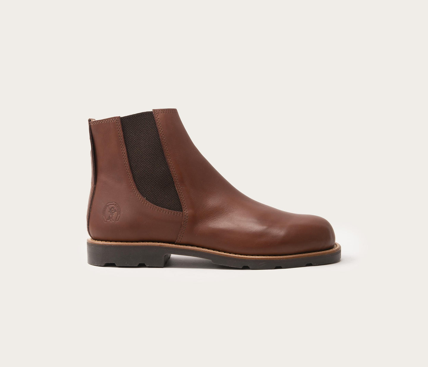 la botte gardiane boots marron homme - boots marron vue de profil homme - cuir français et fabriqué en camargue - made in france - boots bottine homme en cuir marron - bottine en cuir marron pour homme - boots française - boots à élastique homme marron - bottine boots en cuir  marron homme