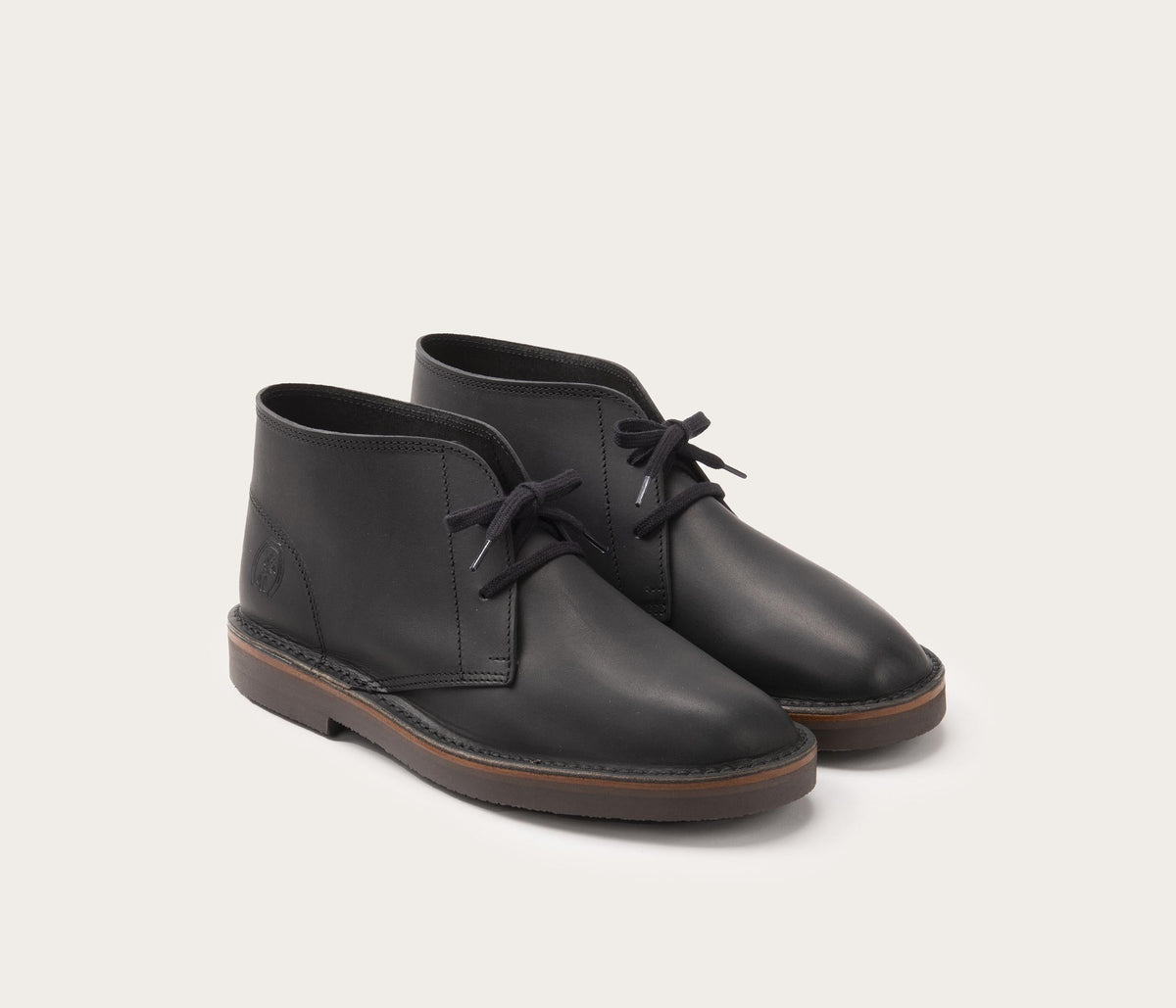 La Botte Gardiane paire de boots - paire de boots en cuir noir - desertboots pour homme à lacets - cuir noir chaussures - paire de chaussures camarguaises noire vue 