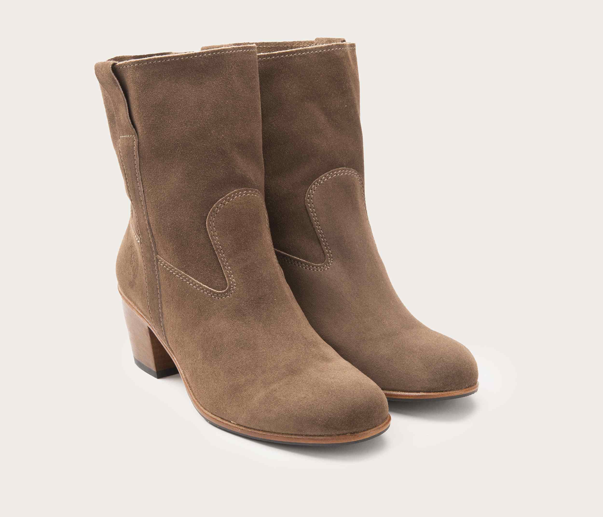 paire de bottine pour femme en cuir taupe - paire de bottine pour femme en daim - paire de bottine en velours - paire de bottine femme en cuir velours taupe celeste - la botte gardiane bottine à talon - bottine à talon femme - bottine à talon femme en daim - bottine à talon en cuir velours taupe femme la botte gardiane celeste 