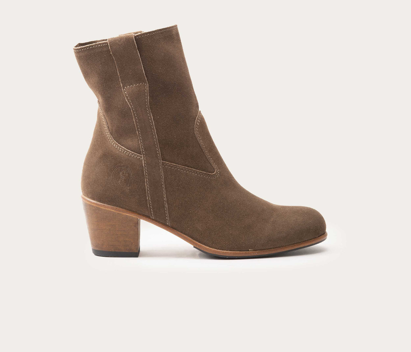 bottines à talon pour femme en cuir daim - bottine pour femme en velours - bottine en daim taupe pour femme - bottine en cuir pour femme la botte gardiane couleur taupe - modèle celeste - bottine camarguaises - daim velours chaussures - chaussures en daim - chaussures en velours - bottine en cuir à talon femme