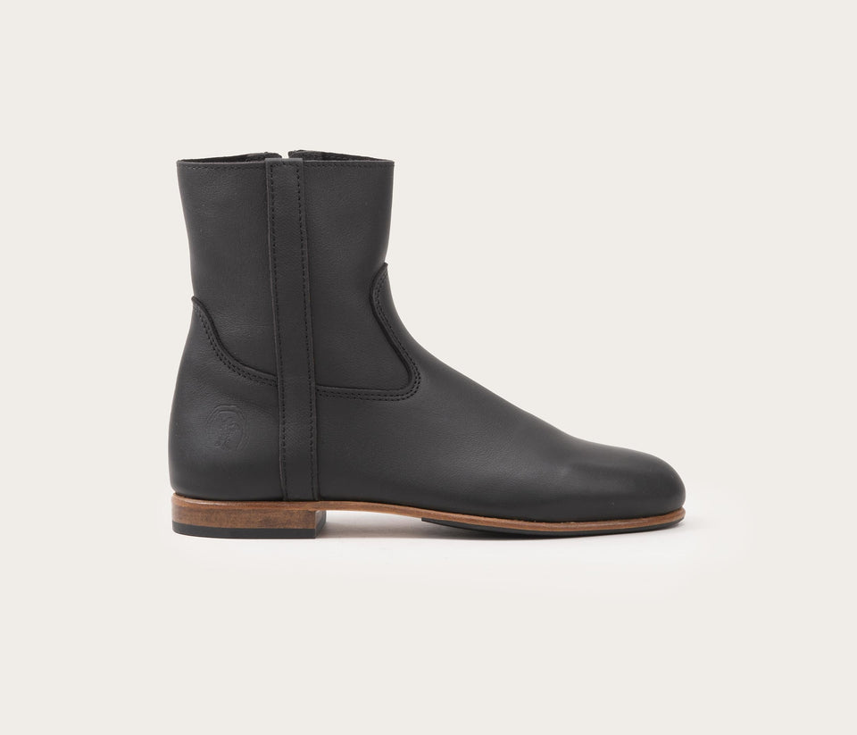 petite bottine noir en cuir, bottine de qualité, bottines noires, belles boots a zip noir, chaussures femmes, bottines femme, bottine noire pour femme, bottine noir unisexe