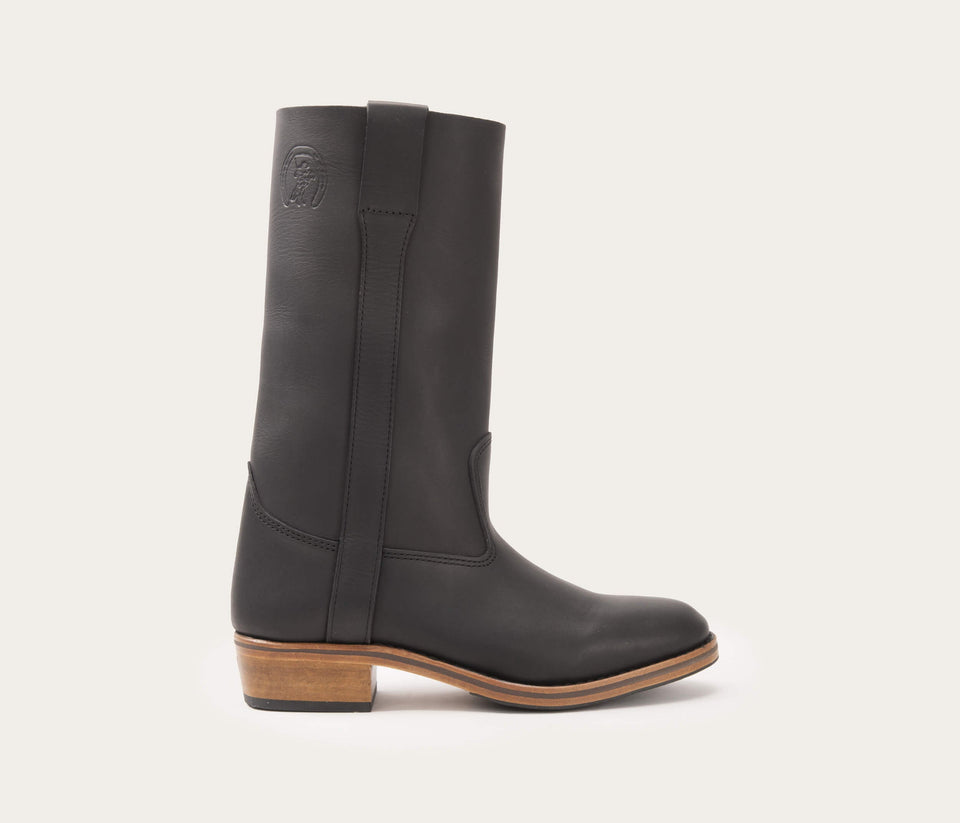 Découvrez les Bottes Camarguaises de La Botte Gardiane, une icône de robustesse et tradition. Fabriquées en cuir de qualité, elles incarnent l'histoire de la Camargue. guardianna, guardiane botte de travail, pour le gardian
