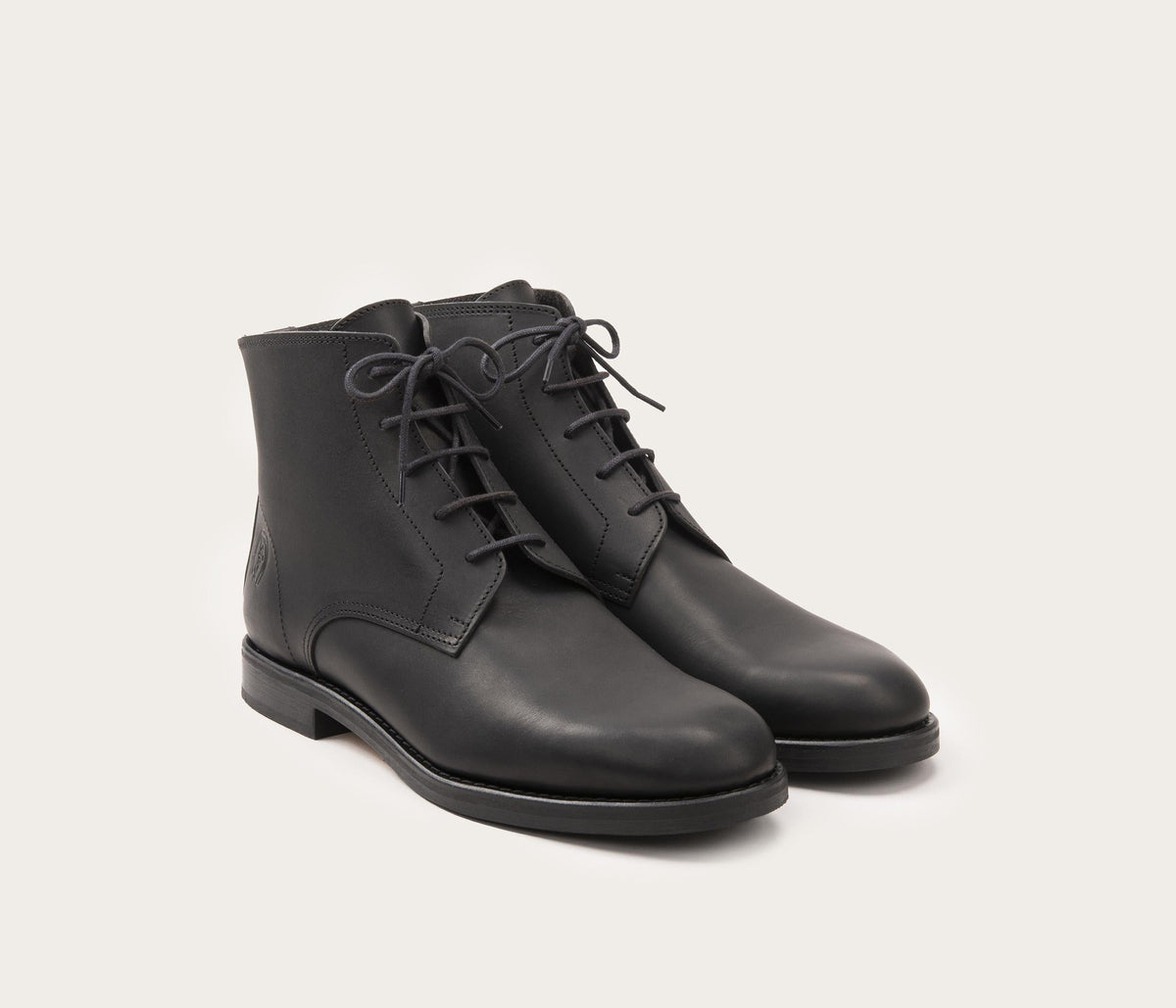 Paire de boots pour homme en cuir noir - paire de bottine pour homme style gardian - paire de boots à lacets noir - chaussure de ville en cuir - chaussures style gardian noires - paire de chaussures de ville élégantes en cuir pour homme - paire de chaussure à lacets