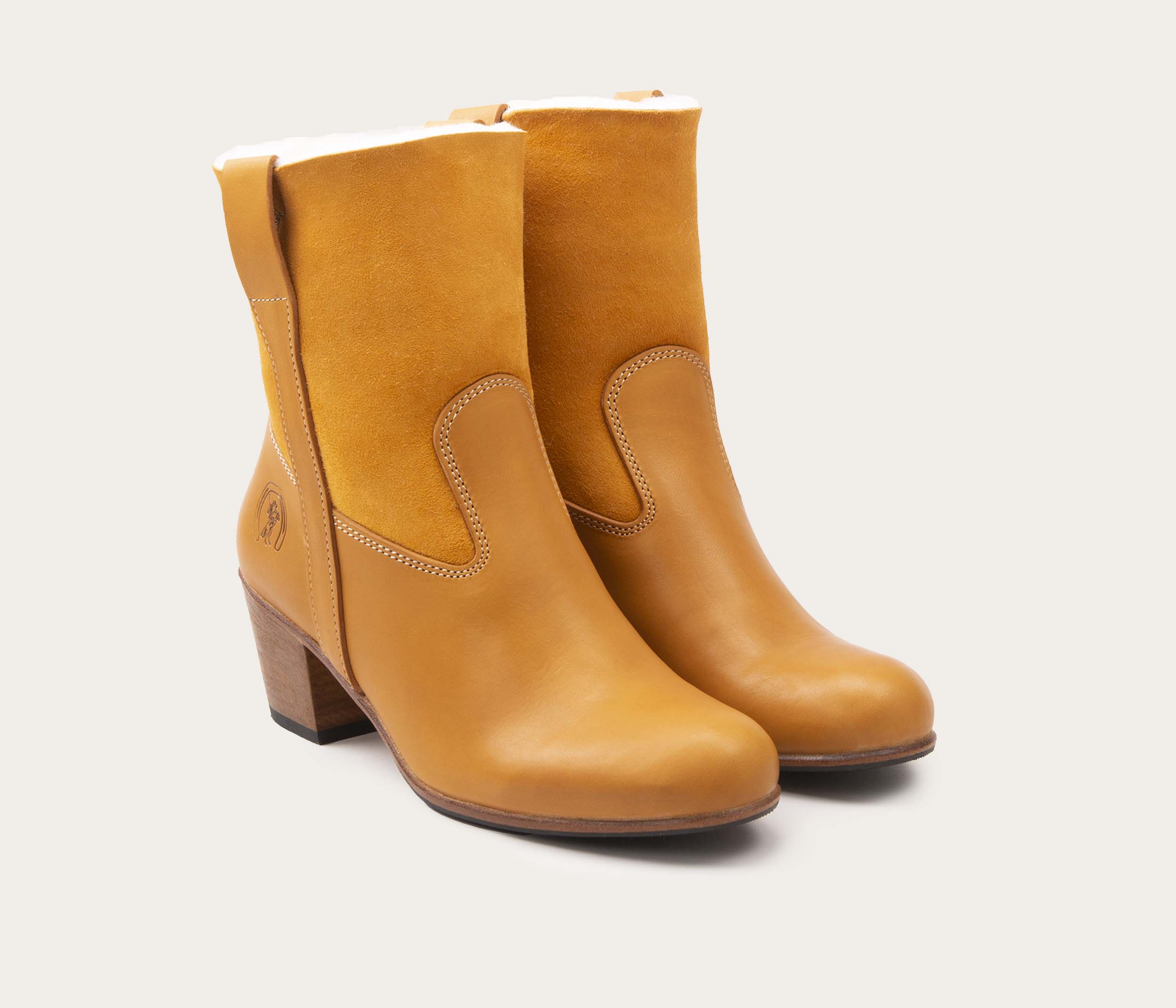 paire de bottine en cuir femme - paire de bottine femme en mouton  - paire de bottine montagne en cuir - paire de bottine à talon femme en cuir - paire de bottine en cuir français naturel et mouton - paire de bottine à talon femme style montagnard 