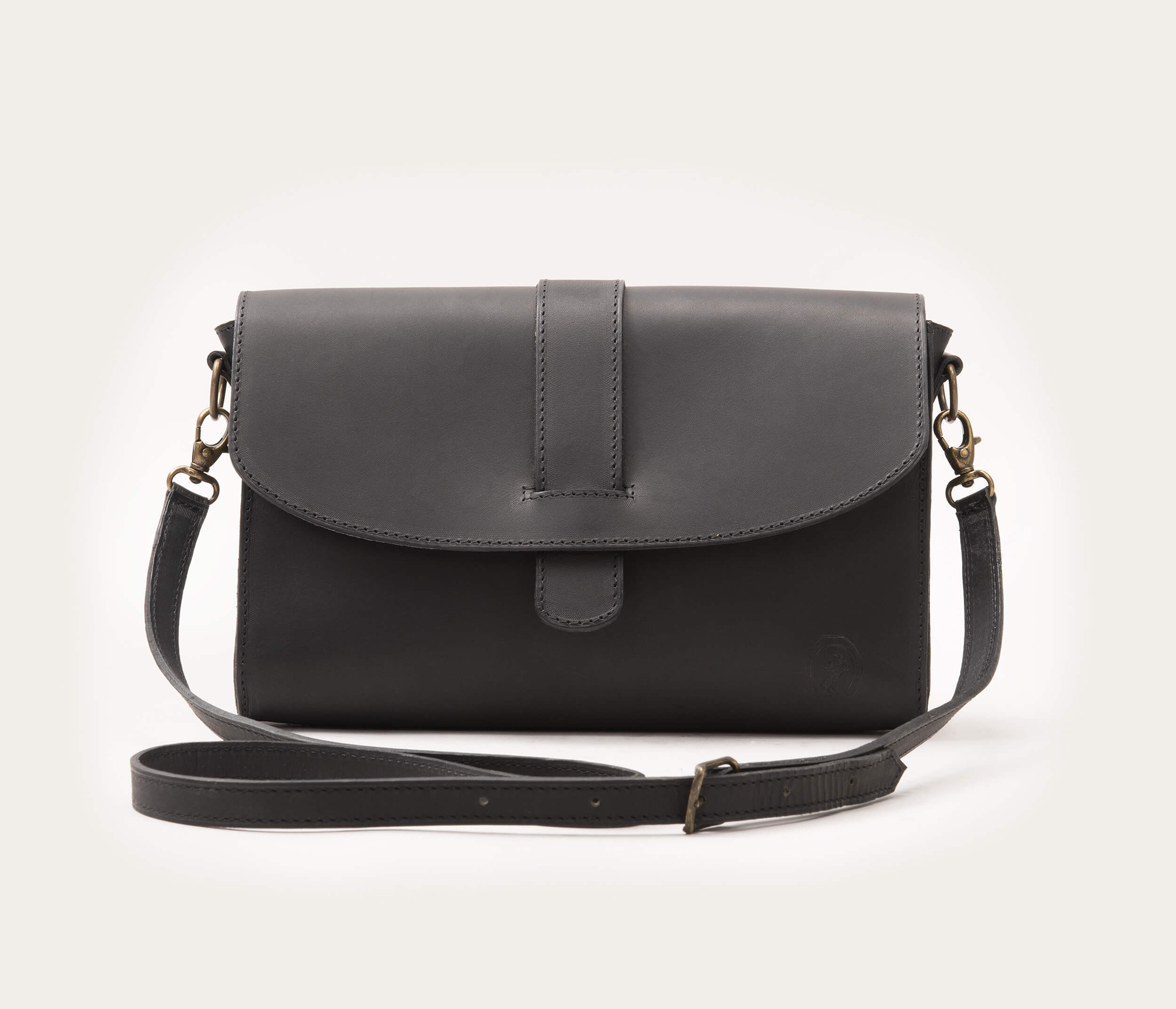 sac en cuir suportlo, sac noir en cuir, sac bandoulière noir en cuir français, sac bandoulière et poche zippée en cuir, sac en cuir français noir, sac Méjanes en cuir noir suportlo la botte gardiane, petit sac en cuir noir, sac fabriqué en France