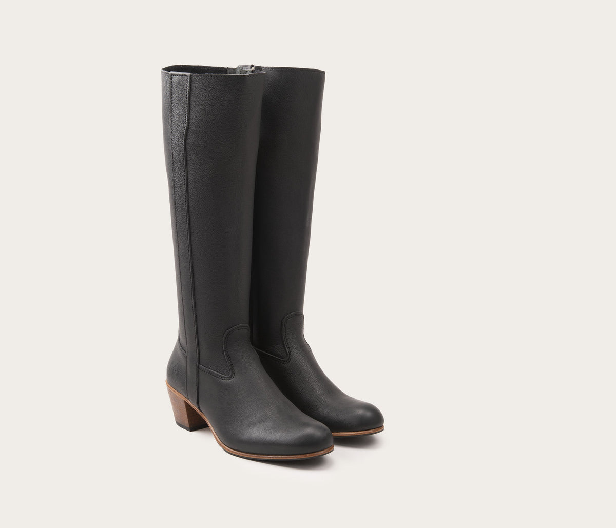 paire de botte en cuir, paire de botte noire en cuir, paire de botte noire à talon en cuir, paire de botte à talon noire, bottes fabriquées en France, paire de botte en cuir camarguaise à talon, paire de bottes hautes à talon en cuir souple noir, label EPV camargue, paire de botte zippée, bottes avec zip, la botte gardiane modèle sally noir