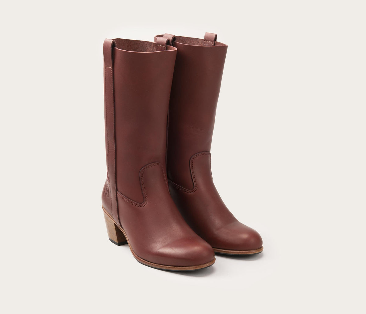 paire de botte la botte gardiane à talon en cuir suportlo bordeaux, paire de botte à talon femme en cuir bordeaux, paire de botte bordeaux, paire de botte féminine en cuir français, bottes fabriquées à la main, bottes artisanales bordeaux
