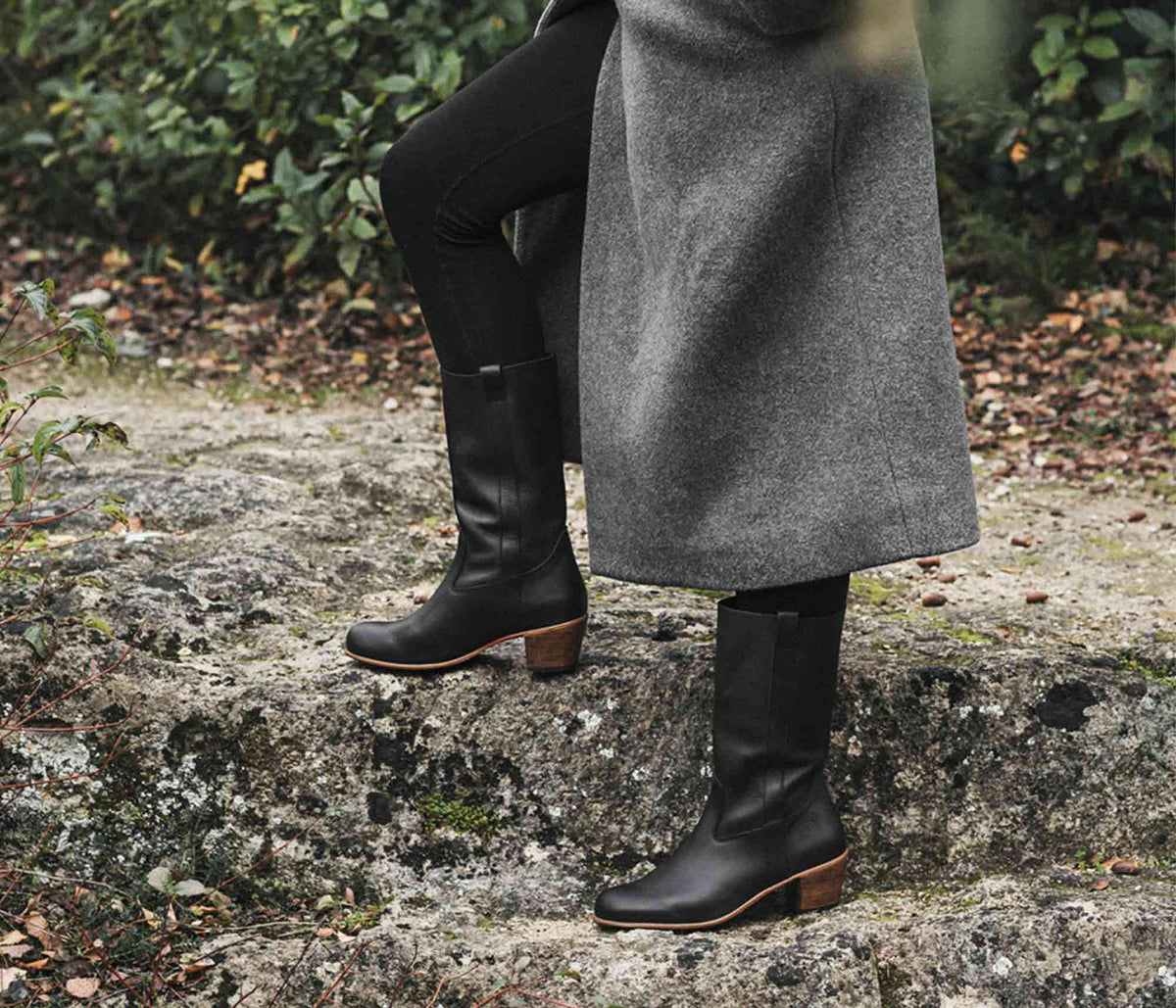 paire de botte noire en cuir portée - paire botte à talon femme porté - paire de botte femme souple idées tenues - idées tenues avec bottes à talon en cuir femme, paire de botte en cuir mi haute noire portée, paire de botte camarguaise féminine portée, la botte gardiane Simone noire souple, shooting camargue