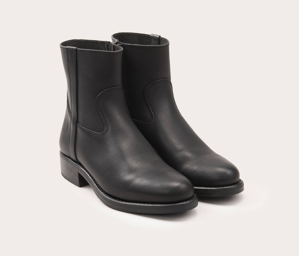 paire de boots zippées noires - paire de boots à zip femme en cuir noir - paire de bottines zip femme en cuir noir - cuir gras noir suportlo paire de bottine - paire de boots femme en cuir - paire de boots femme Terence - la botte gardiane boots femme Terence - paire de bottine cuir zip femme - camargue paires de bottines  
