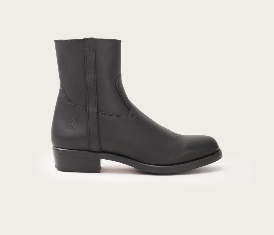 boots homme noire - boots homme en cuir gras - boots homme en cuir - bottine boots - bottine en cuir pour homme - bottine pour homme en cuir - boots homme en cuir avec un zip - boots à zip homme - bottine à zip homme - bottine la botte gardiane - entreprise française - boots camargue - bottine camarguaise - bottine camarguaise homme zip - cuir noir gras